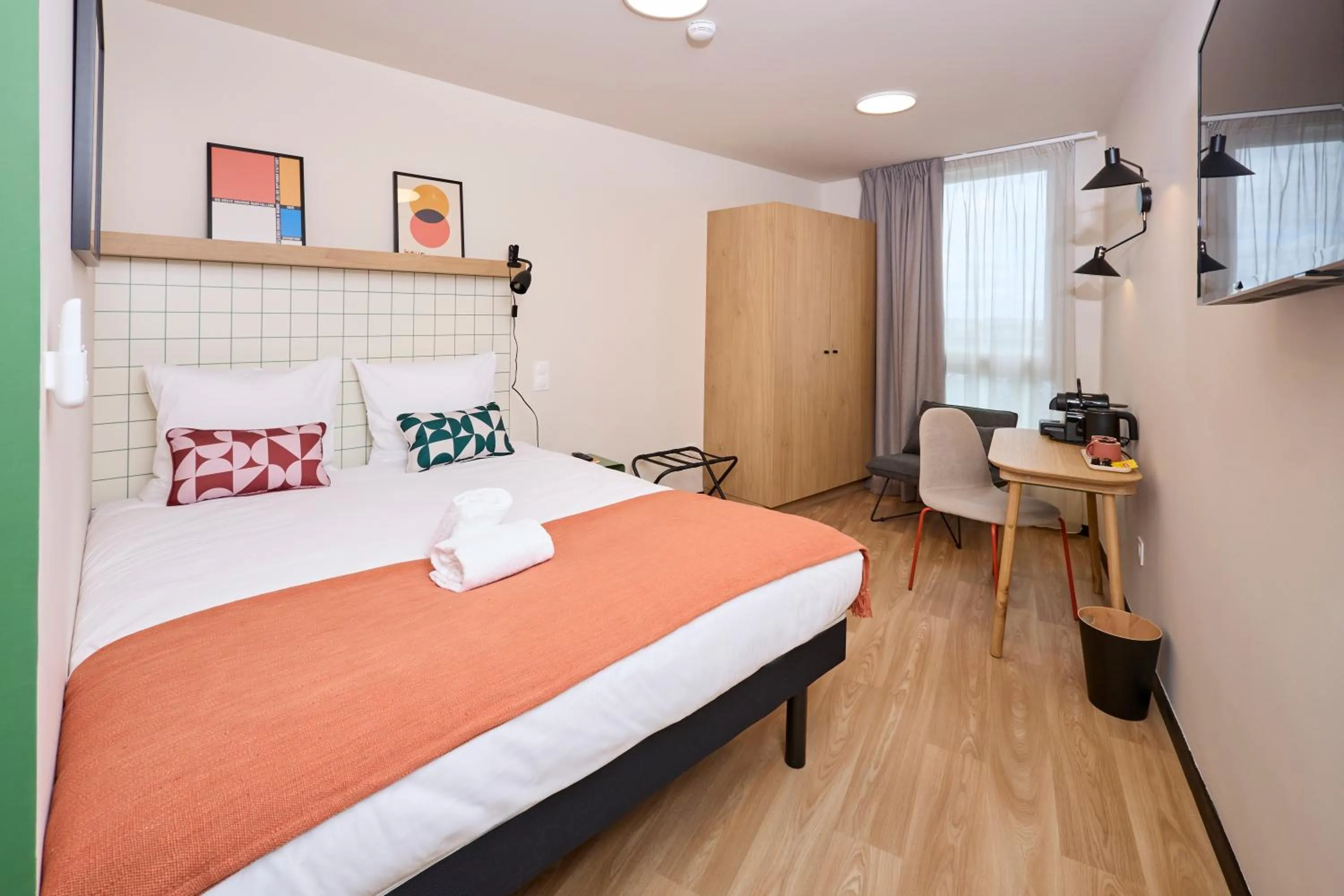 Bedroom, Bed in Hife Vélizy