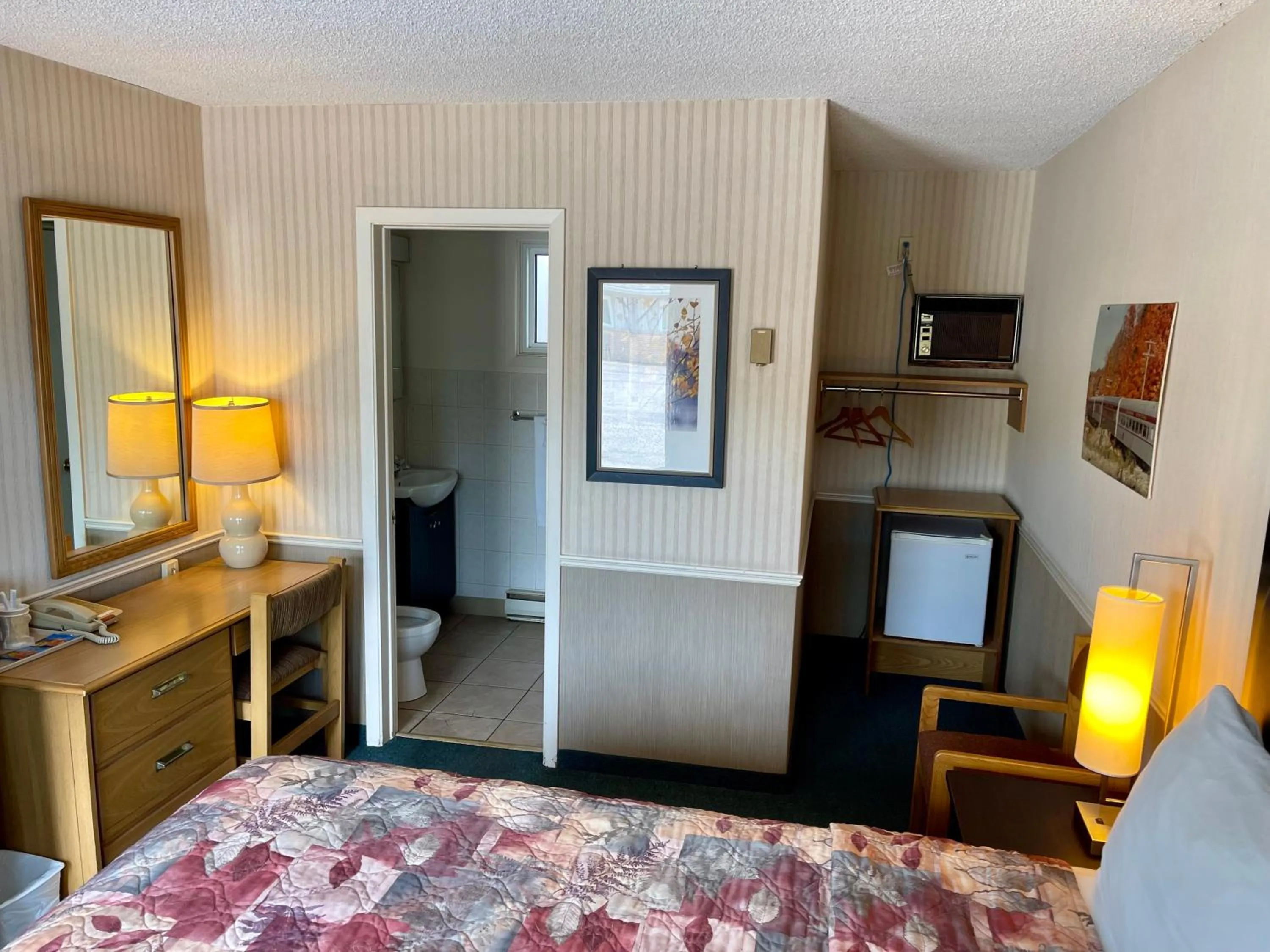 Bedroom, Bed in Adams Motel