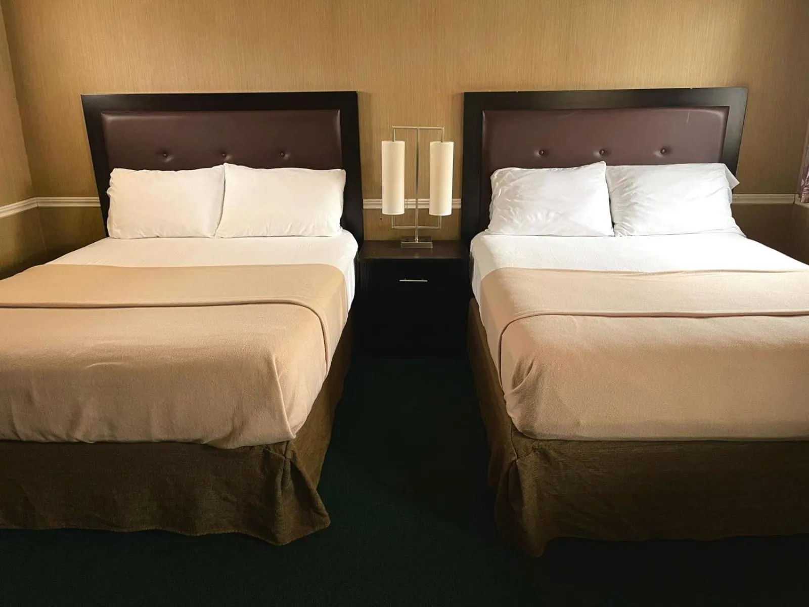 Bedroom, Bed in Adams Motel