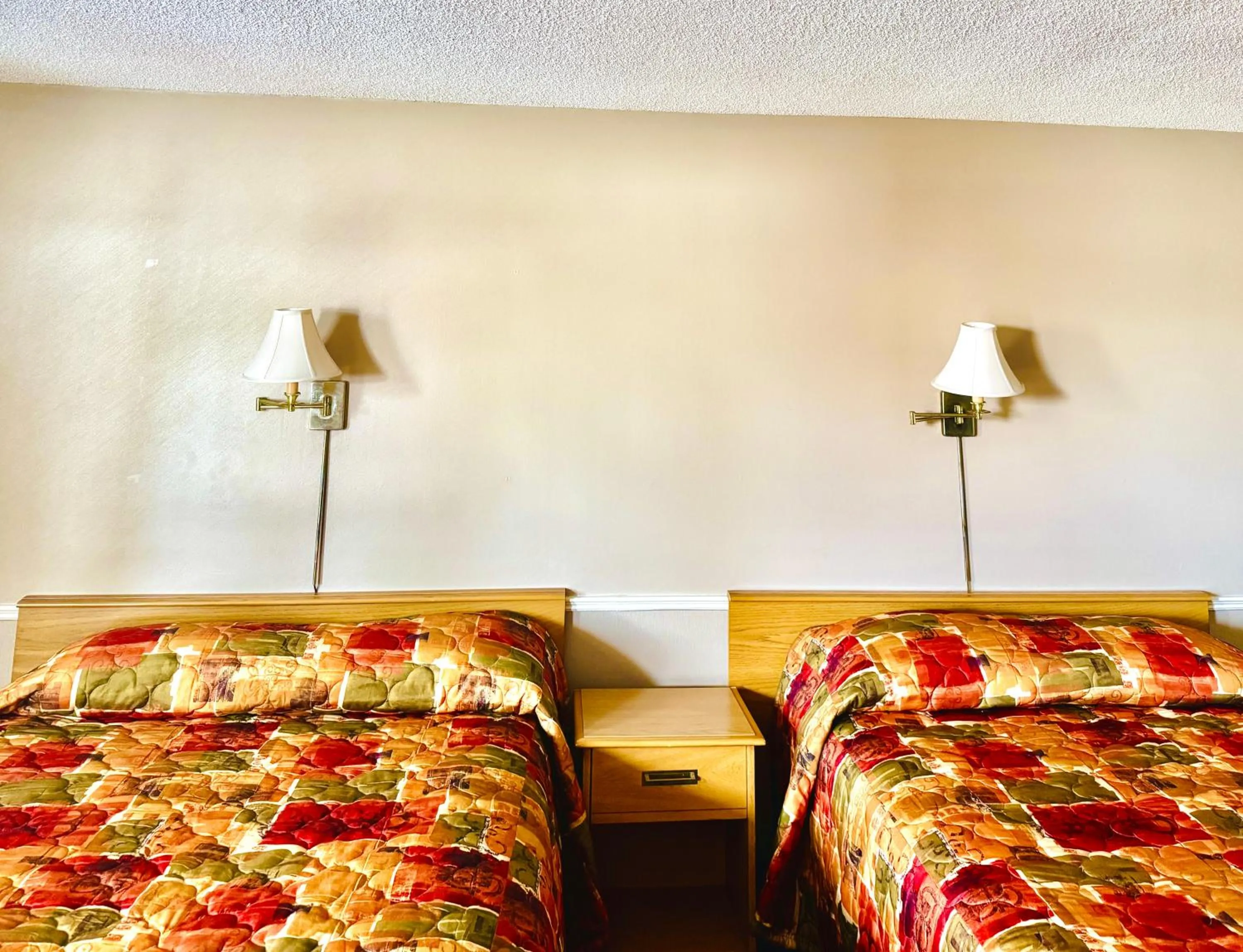 Bedroom, Bed in Adams Motel