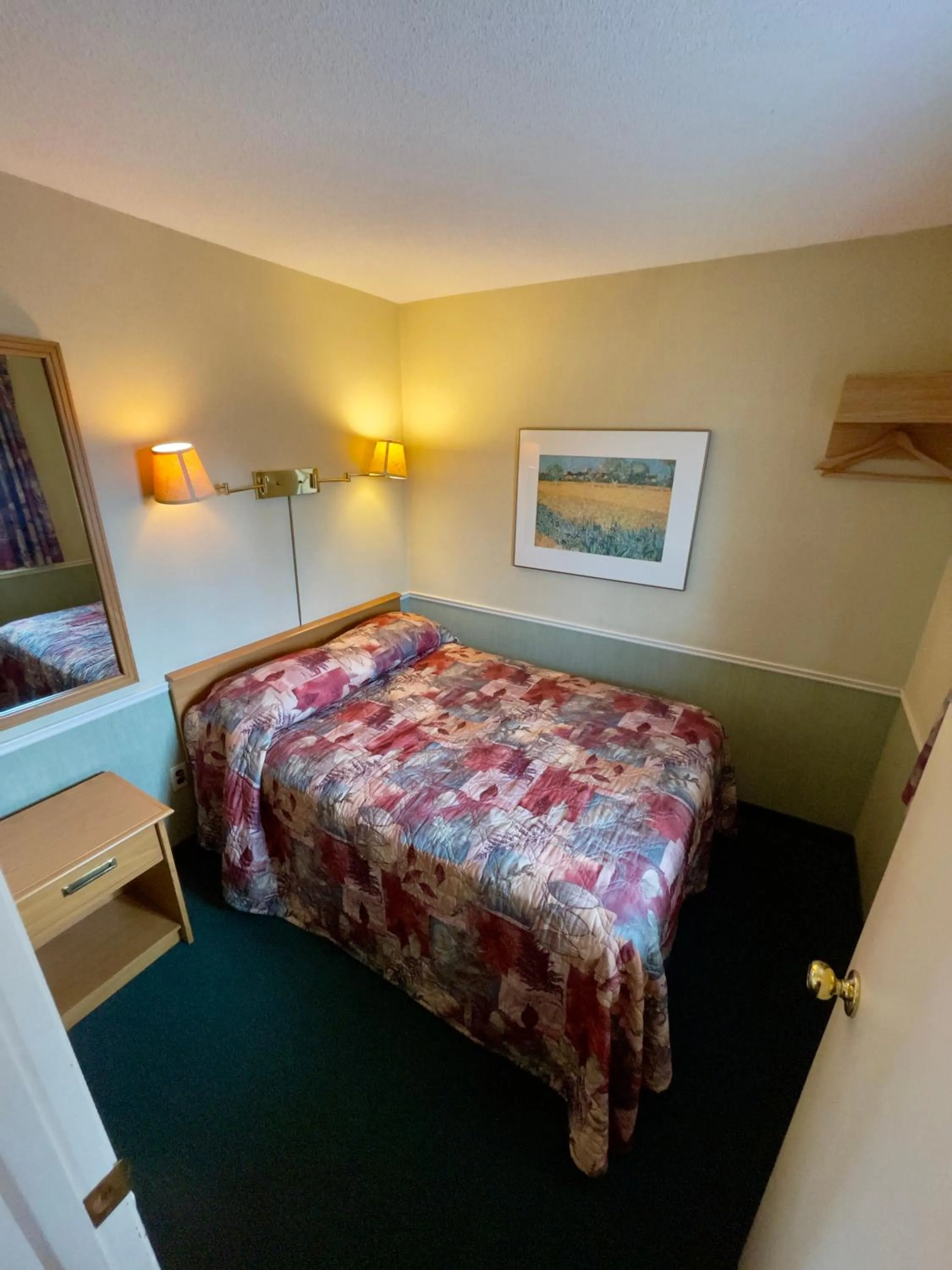 Bedroom, Bed in Adams Motel