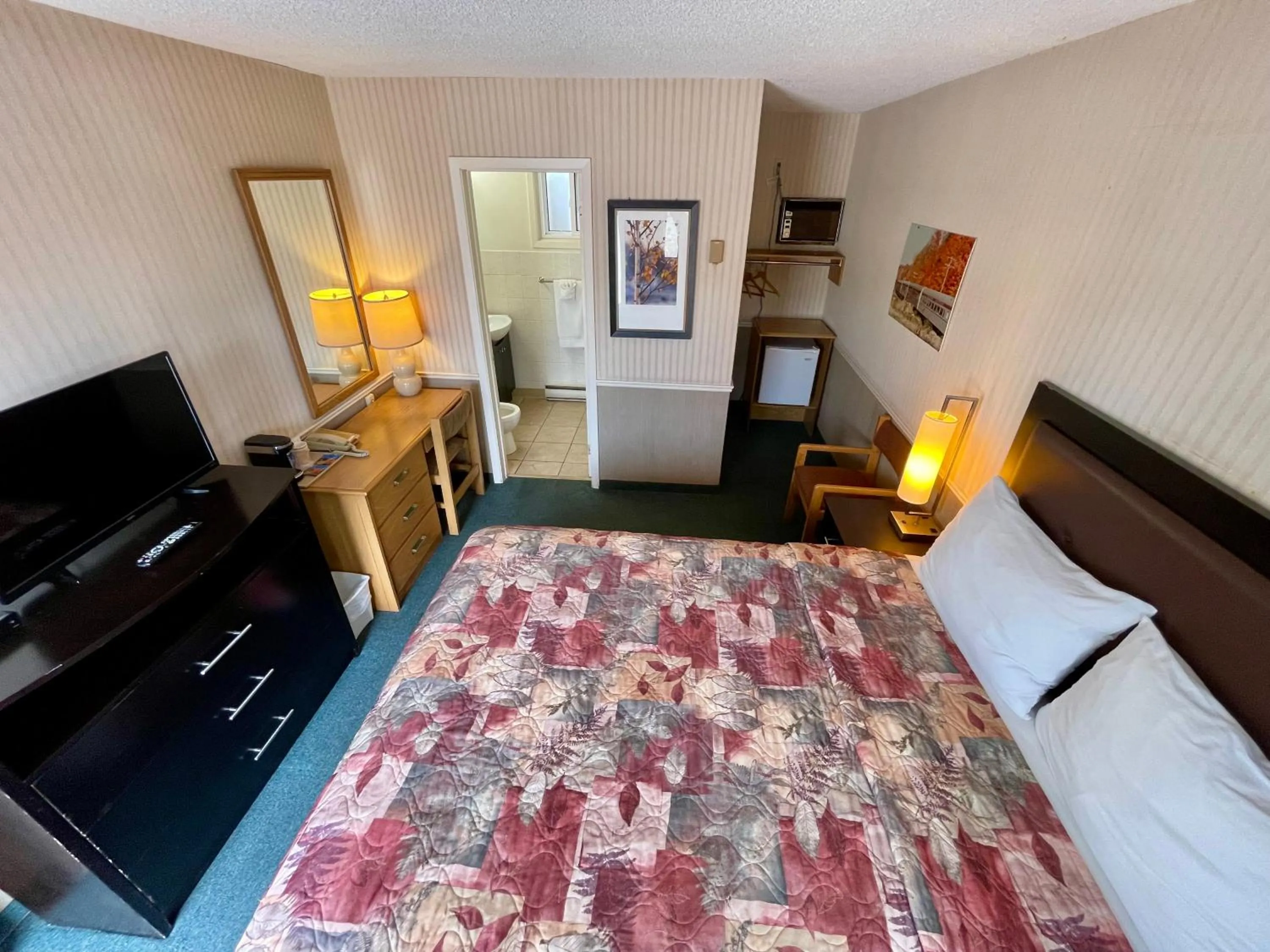 Photo of the whole room, Bed in Adams Motel