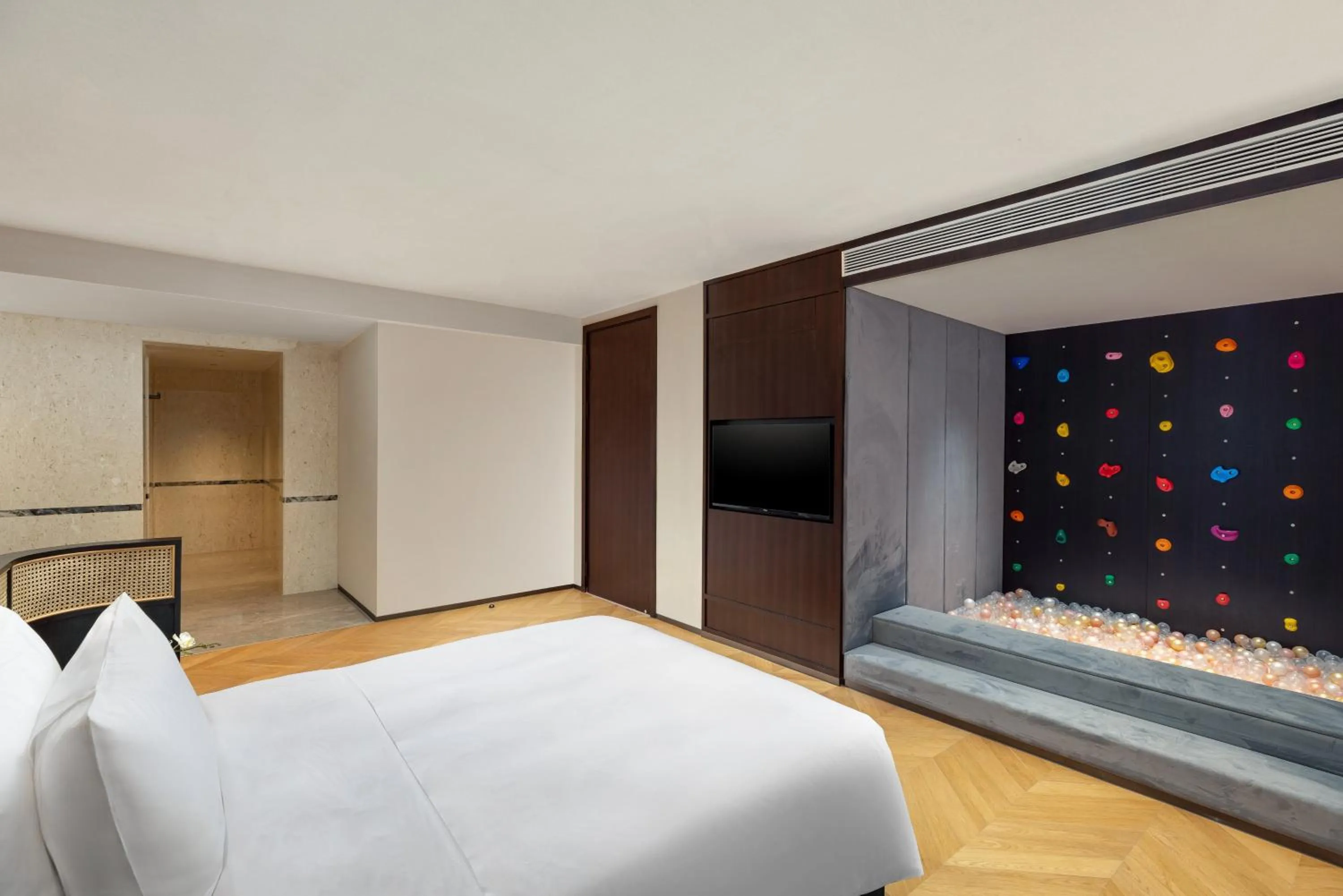 Photo of the whole room, Bed in voco Guilin Yangshuo