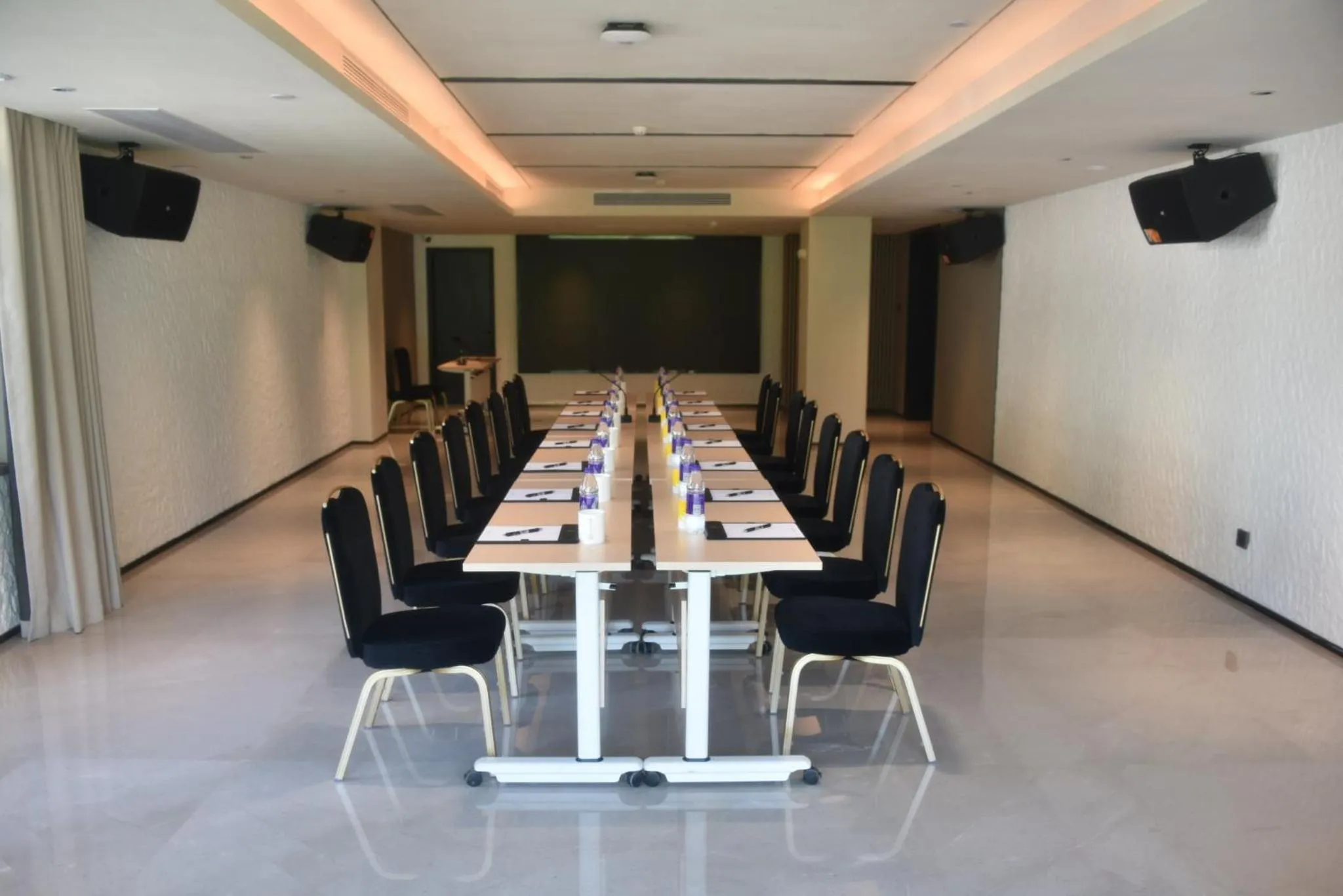 Meeting/conference room in voco Guilin Yangshuo