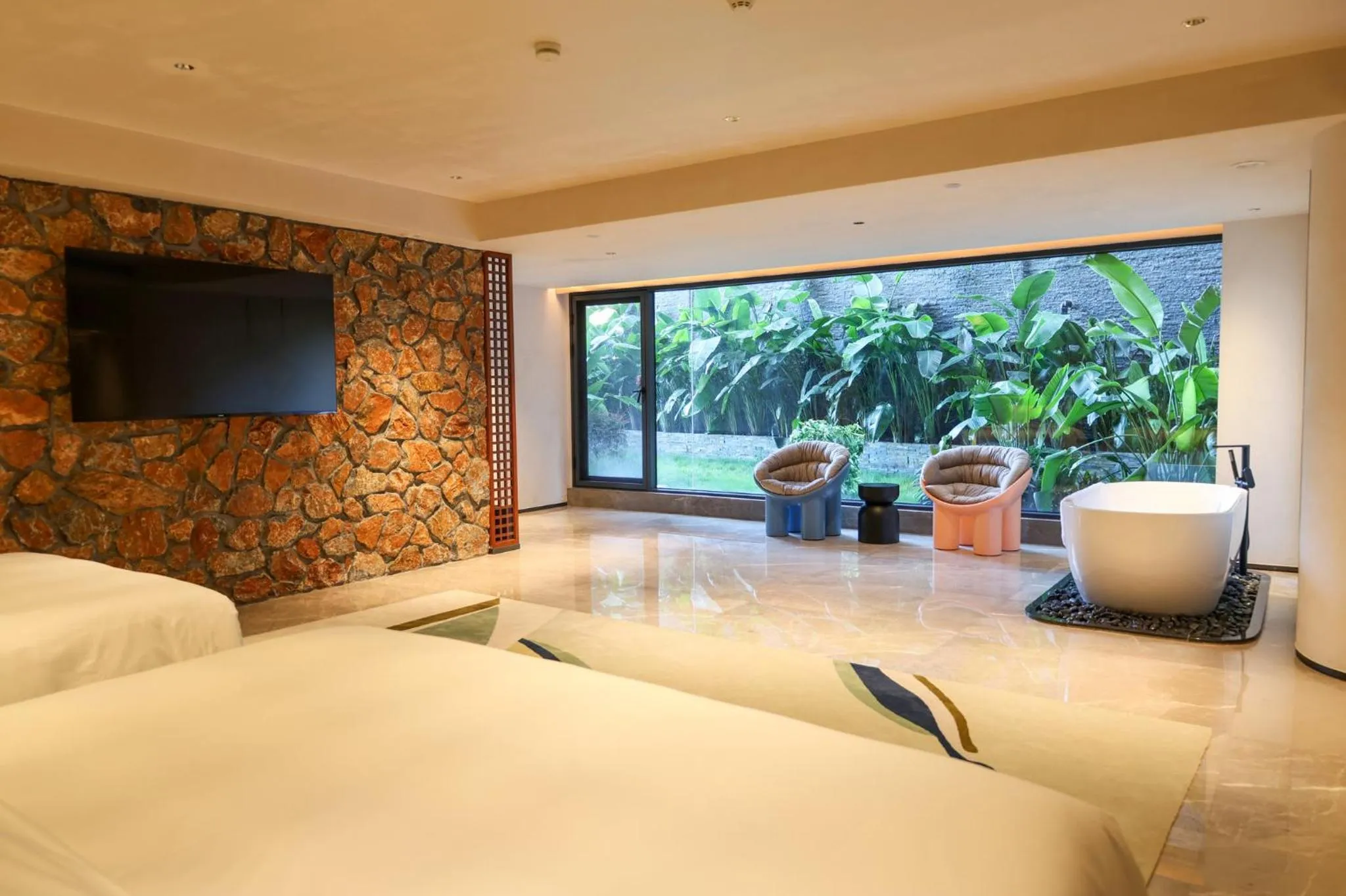 Photo of the whole room, Bed in voco Guilin Yangshuo