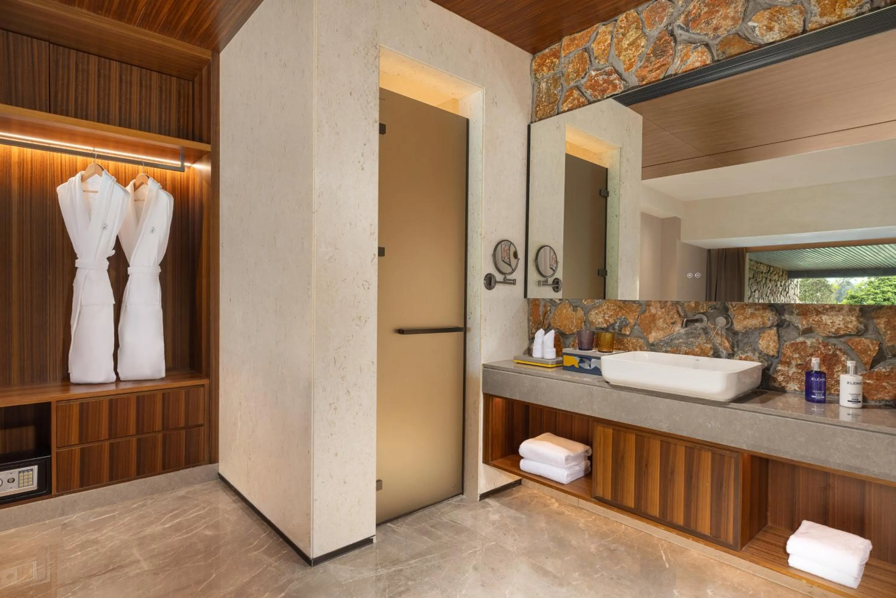 Toilet in voco Guilin Yangshuo