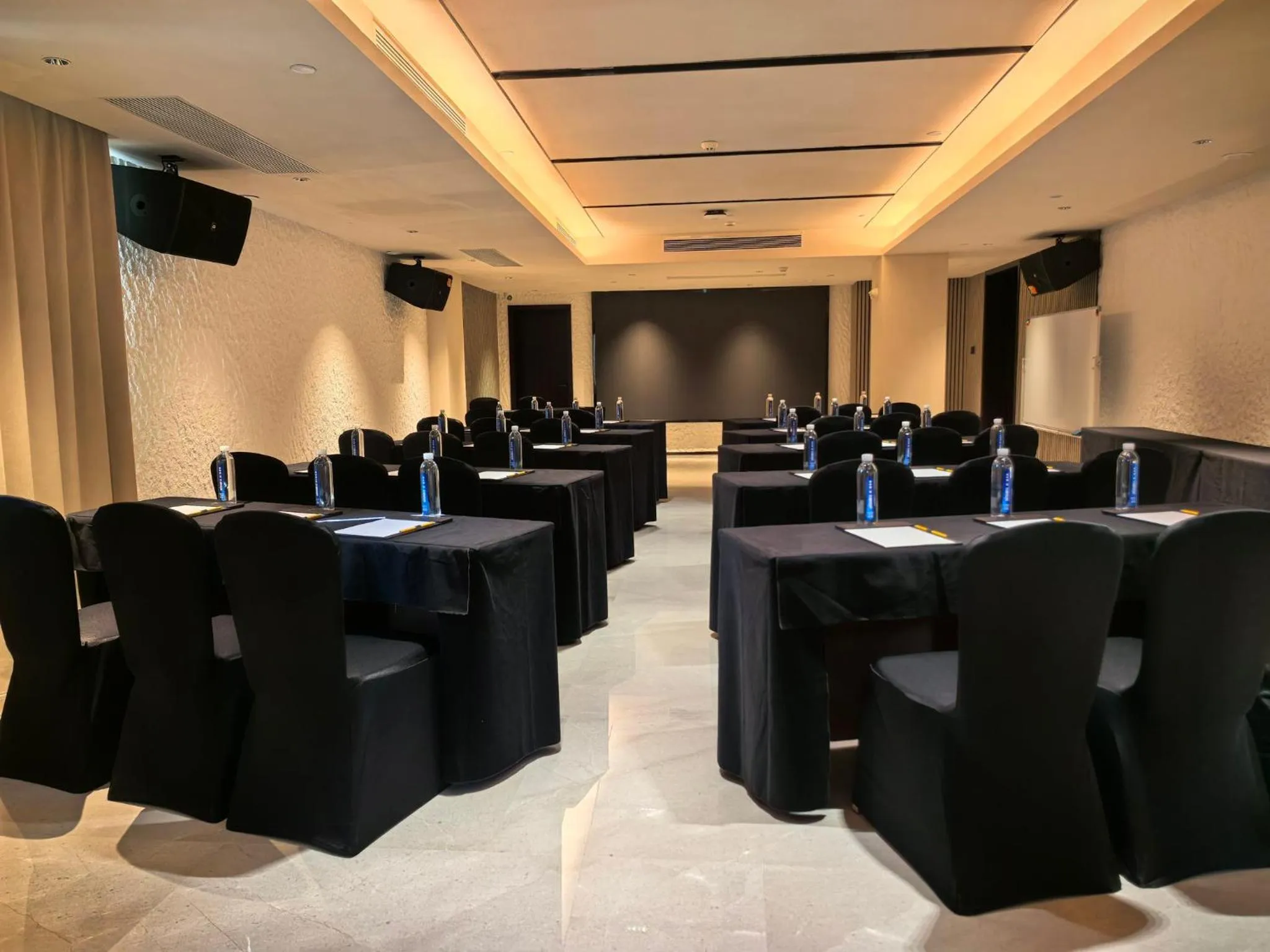 Meeting/conference room in voco Guilin Yangshuo