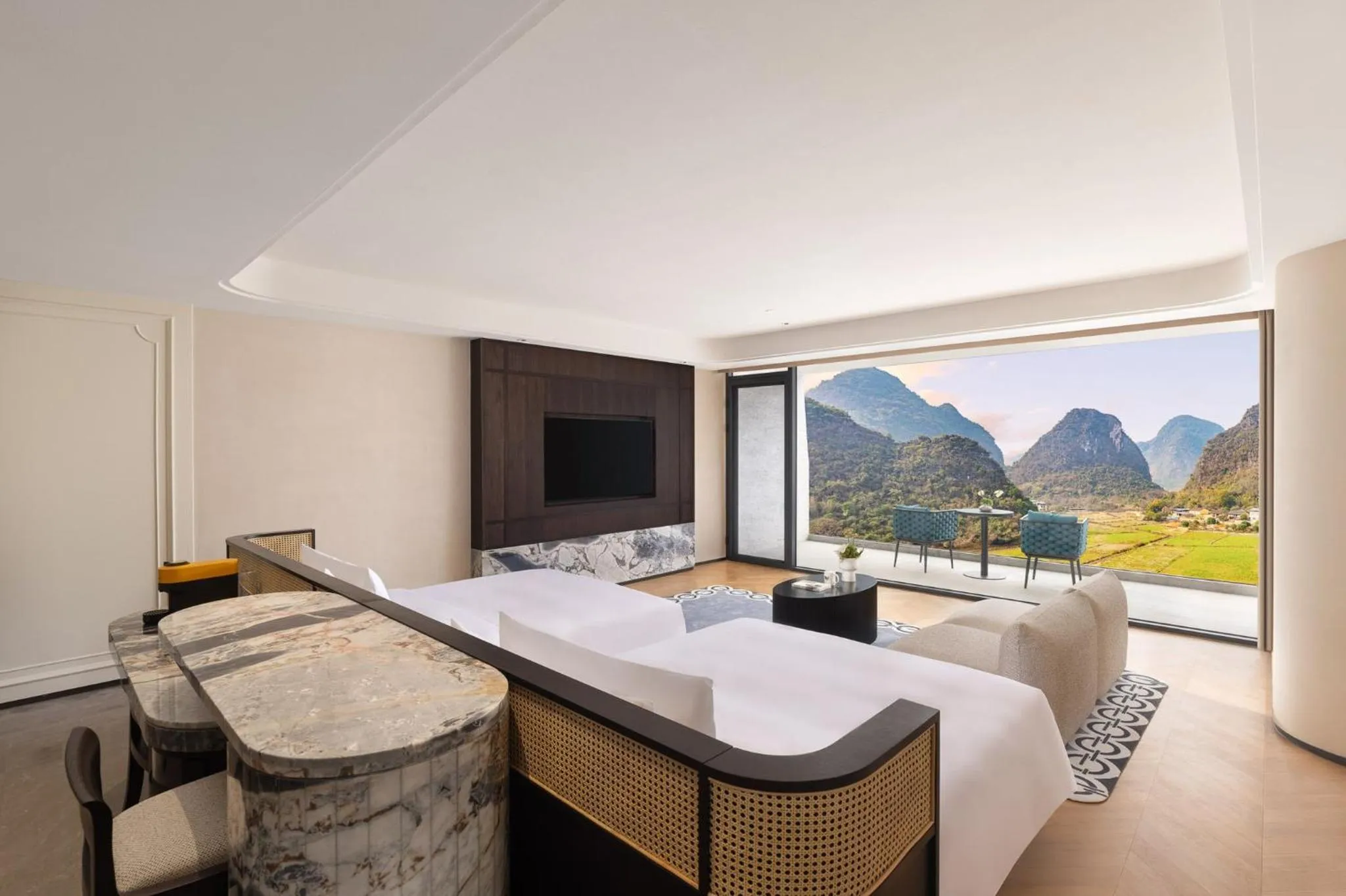 Photo of the whole room, Bed in voco Guilin Yangshuo