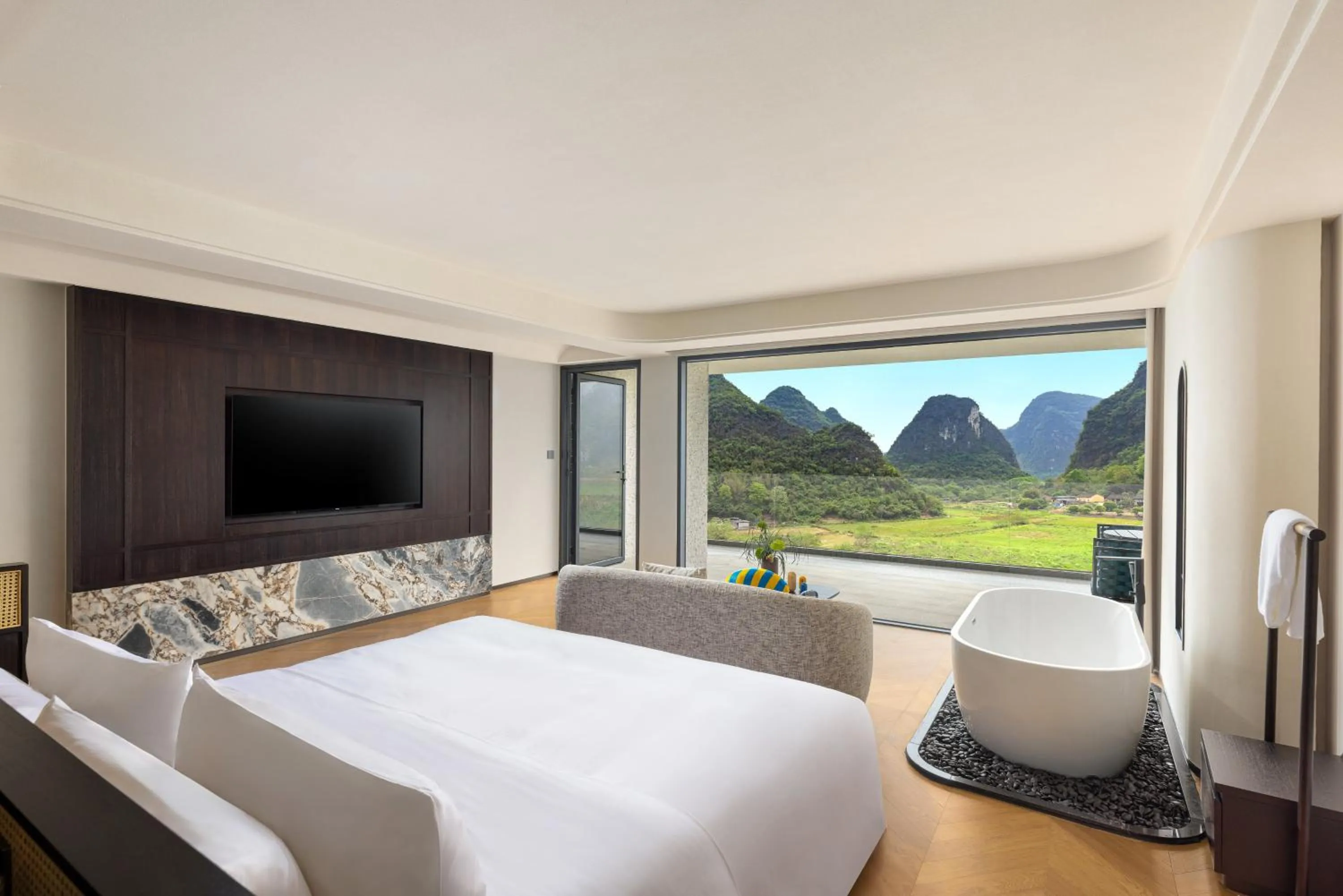 Photo of the whole room, Bed in voco Guilin Yangshuo