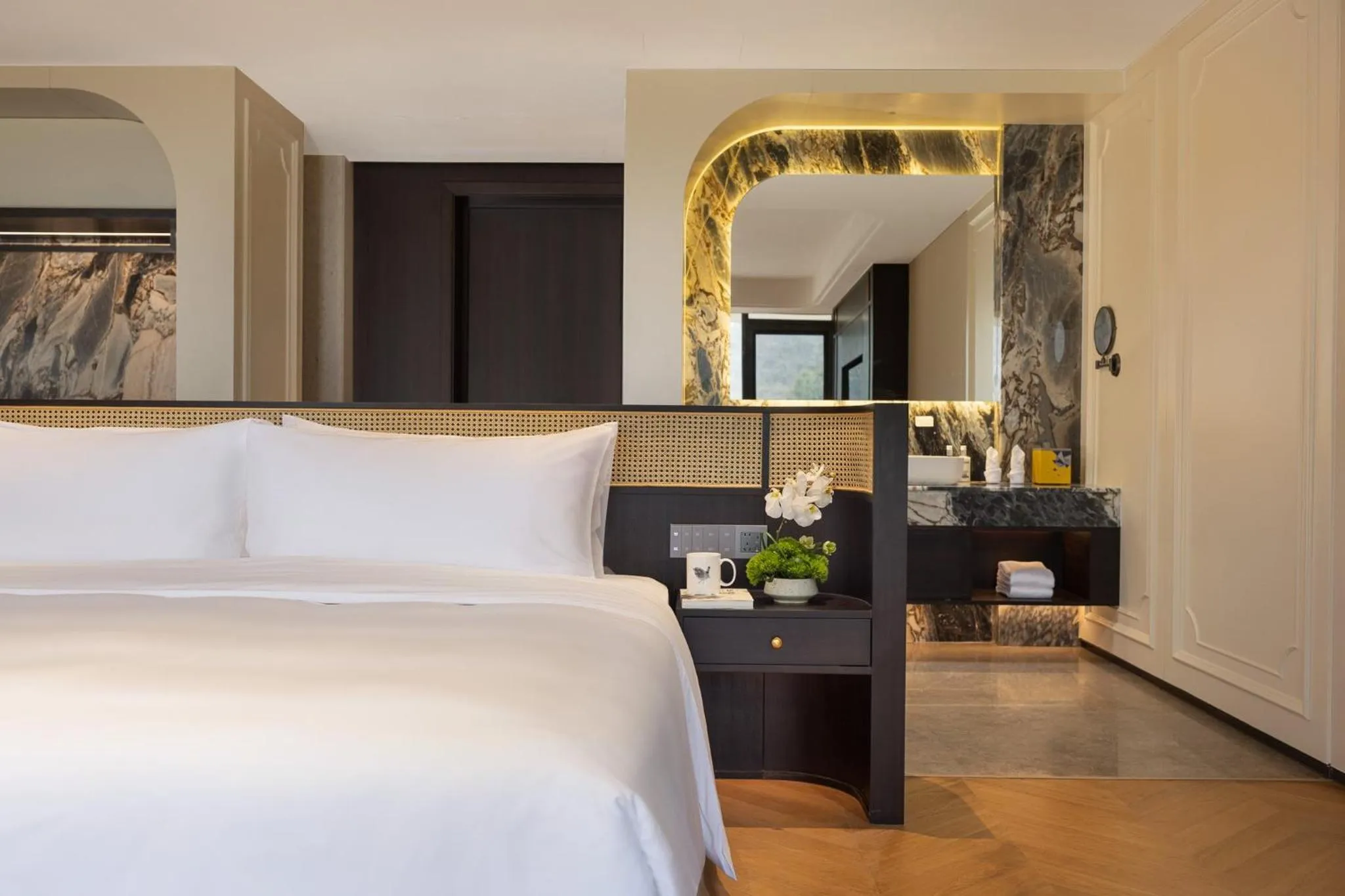 Photo of the whole room, Bed in voco Guilin Yangshuo