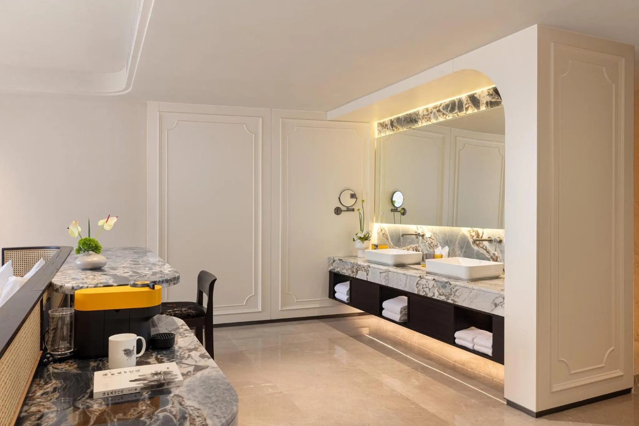 Photo of the whole room, Bed in voco Guilin Yangshuo