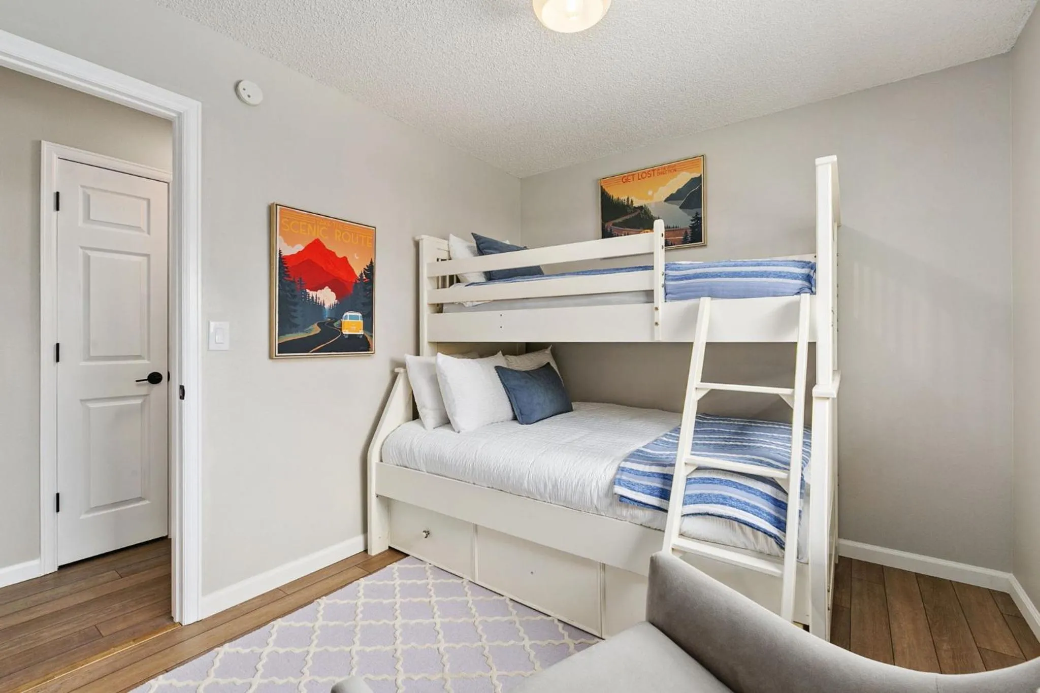 Bed in Old Town Basecamp 6 Blocks to Old Town Square