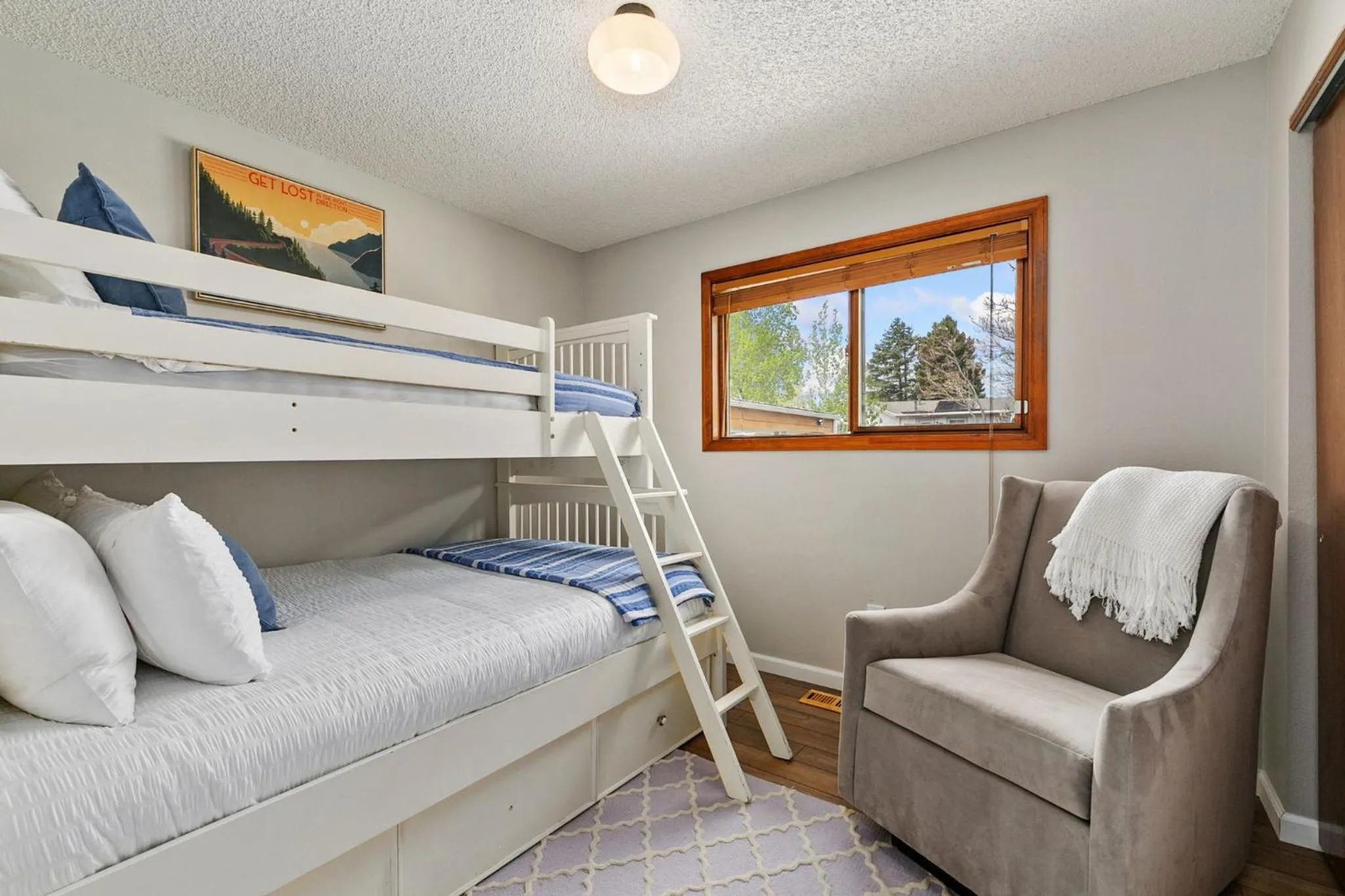 Bed in Old Town Basecamp 6 Blocks to Old Town Square