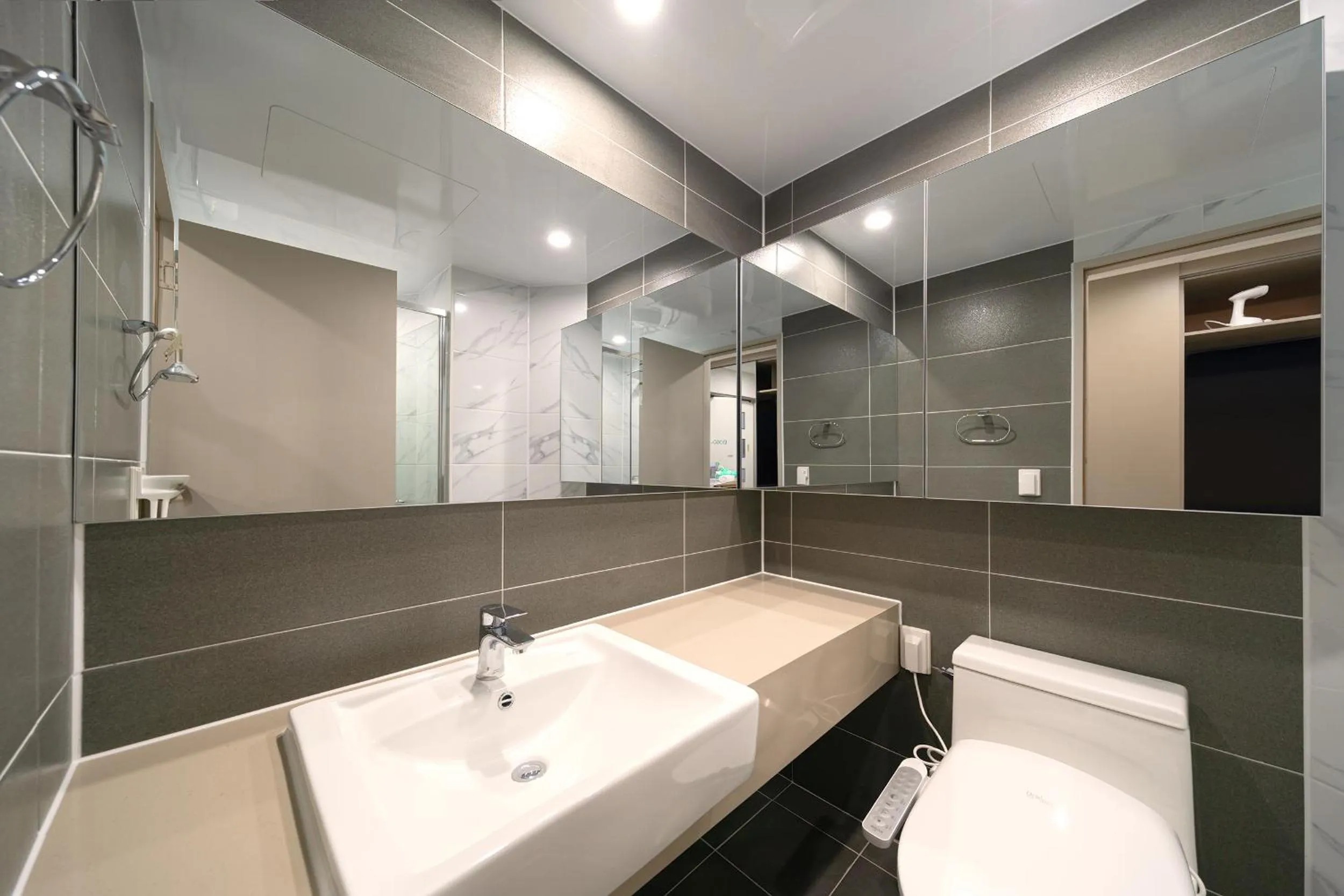 Shower in DIAMER Hotel Sokcho by AankStay