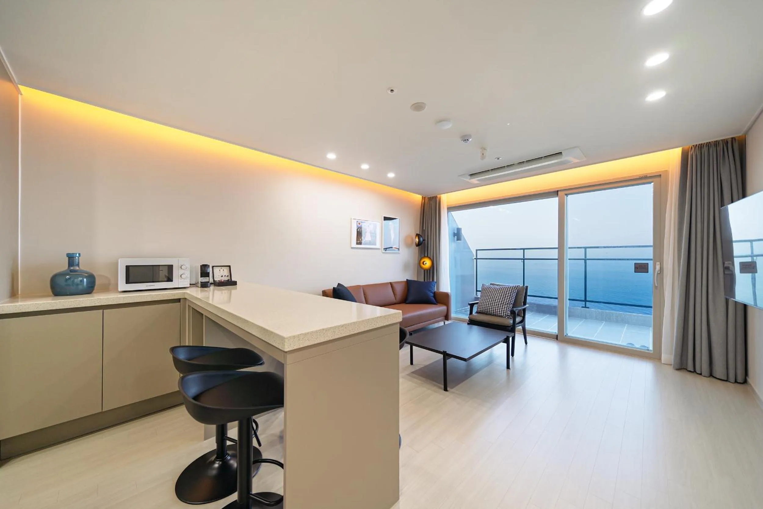 Living room in DIAMER Hotel Sokcho by AankStay