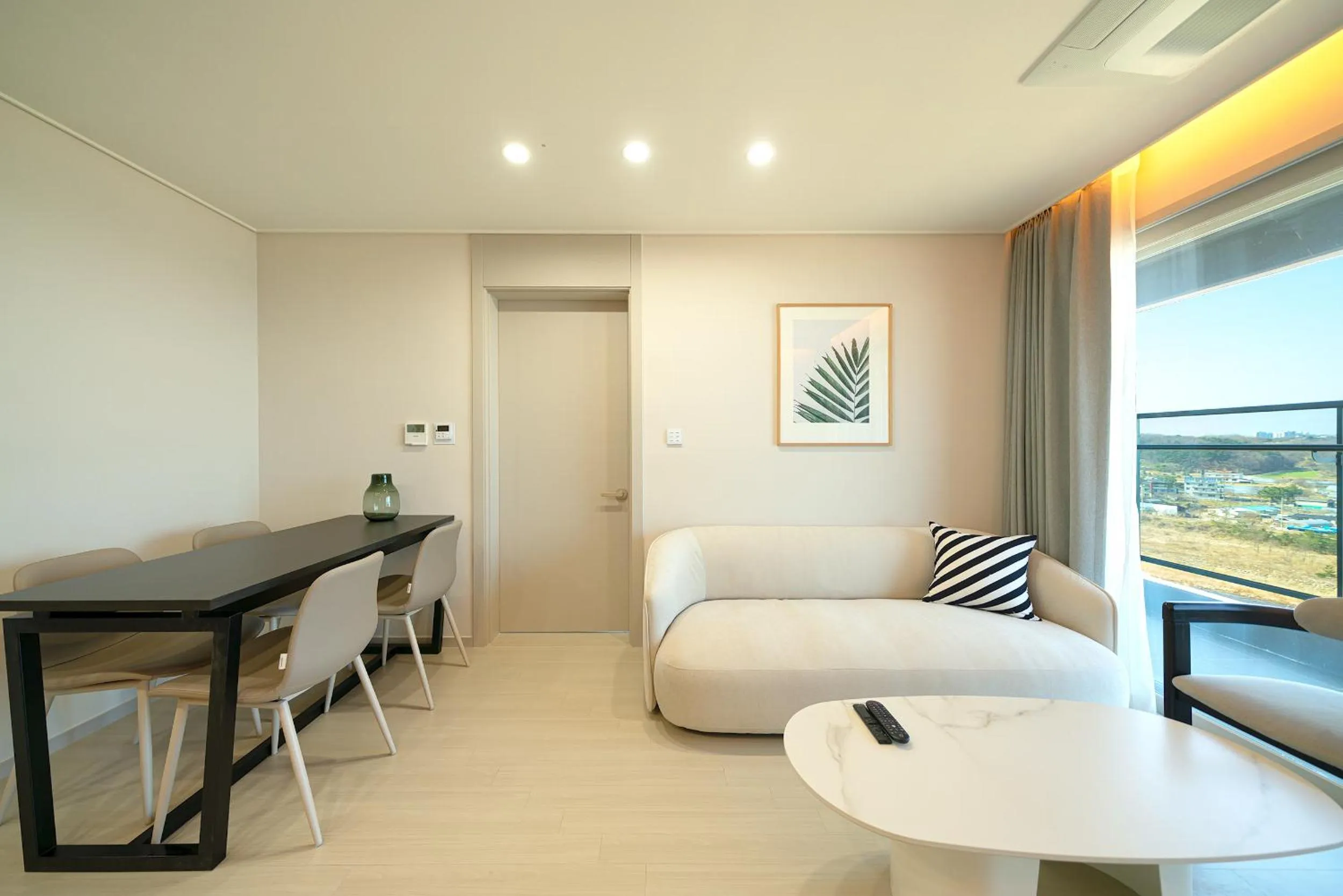 Seating area in DIAMER Hotel Sokcho by AankStay