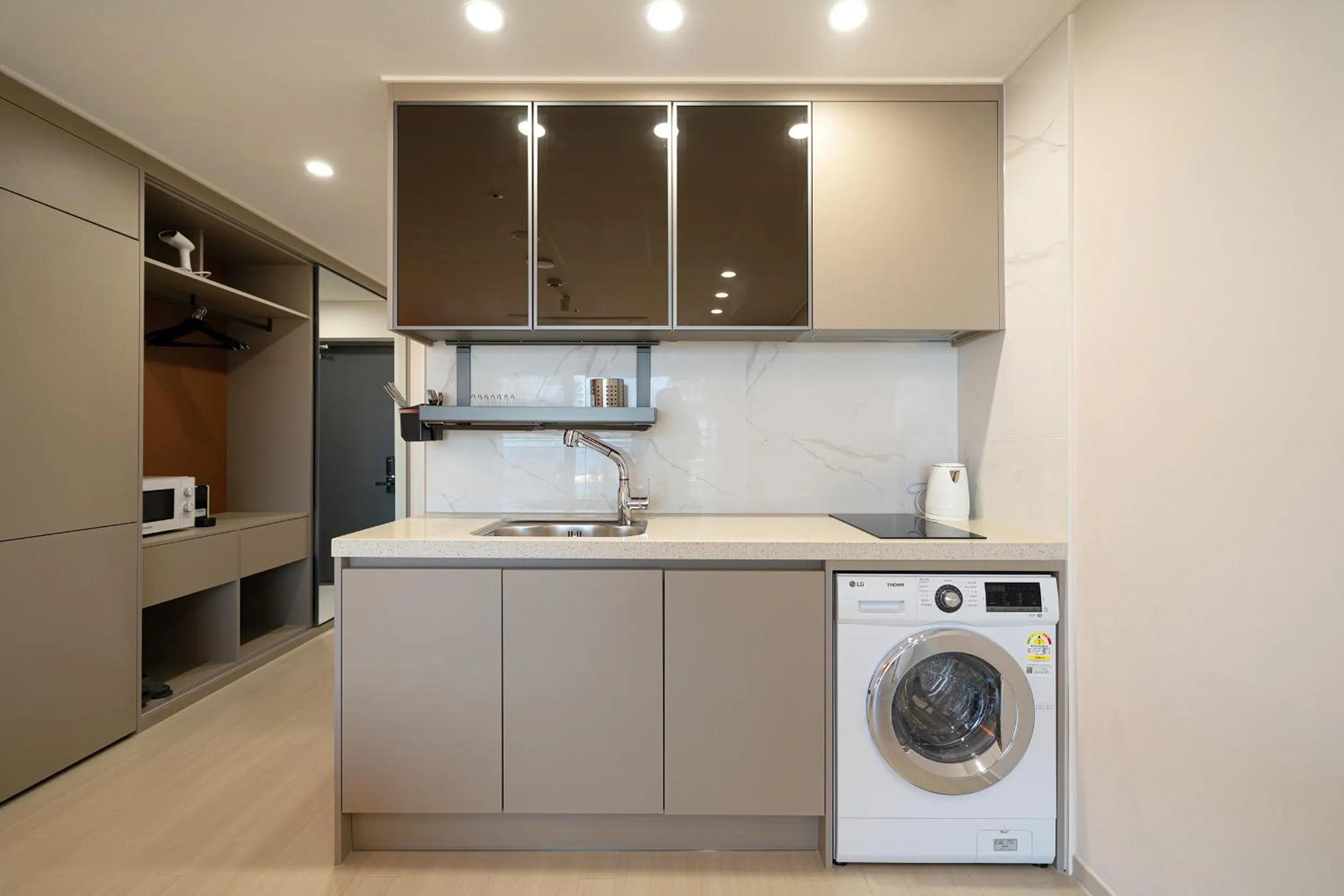 Kitchen or kitchenette in DIAMER Hotel Sokcho by AankStay