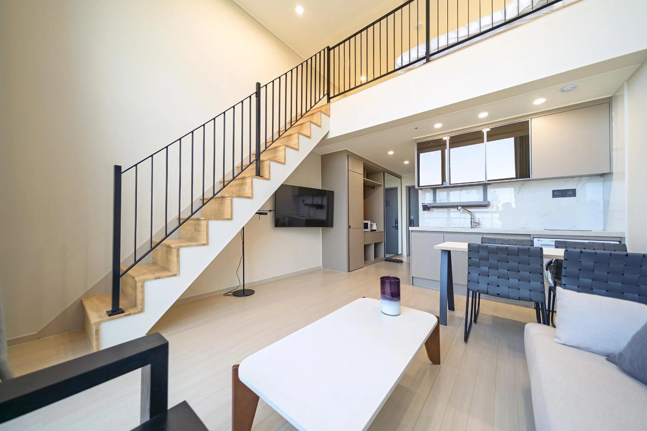 Living room in DIAMER Hotel Sokcho by AankStay