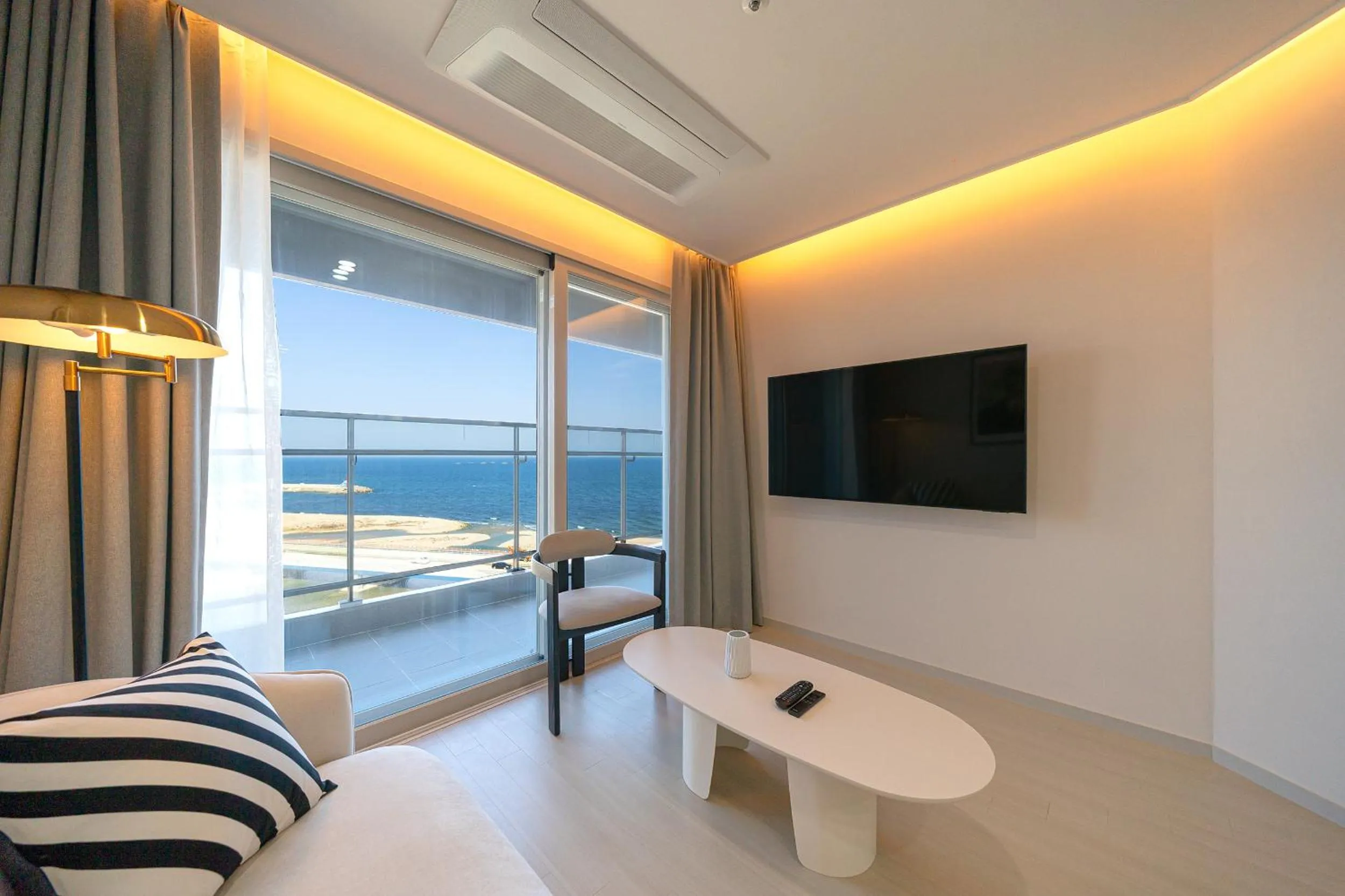 Living room in DIAMER Hotel Sokcho by AankStay