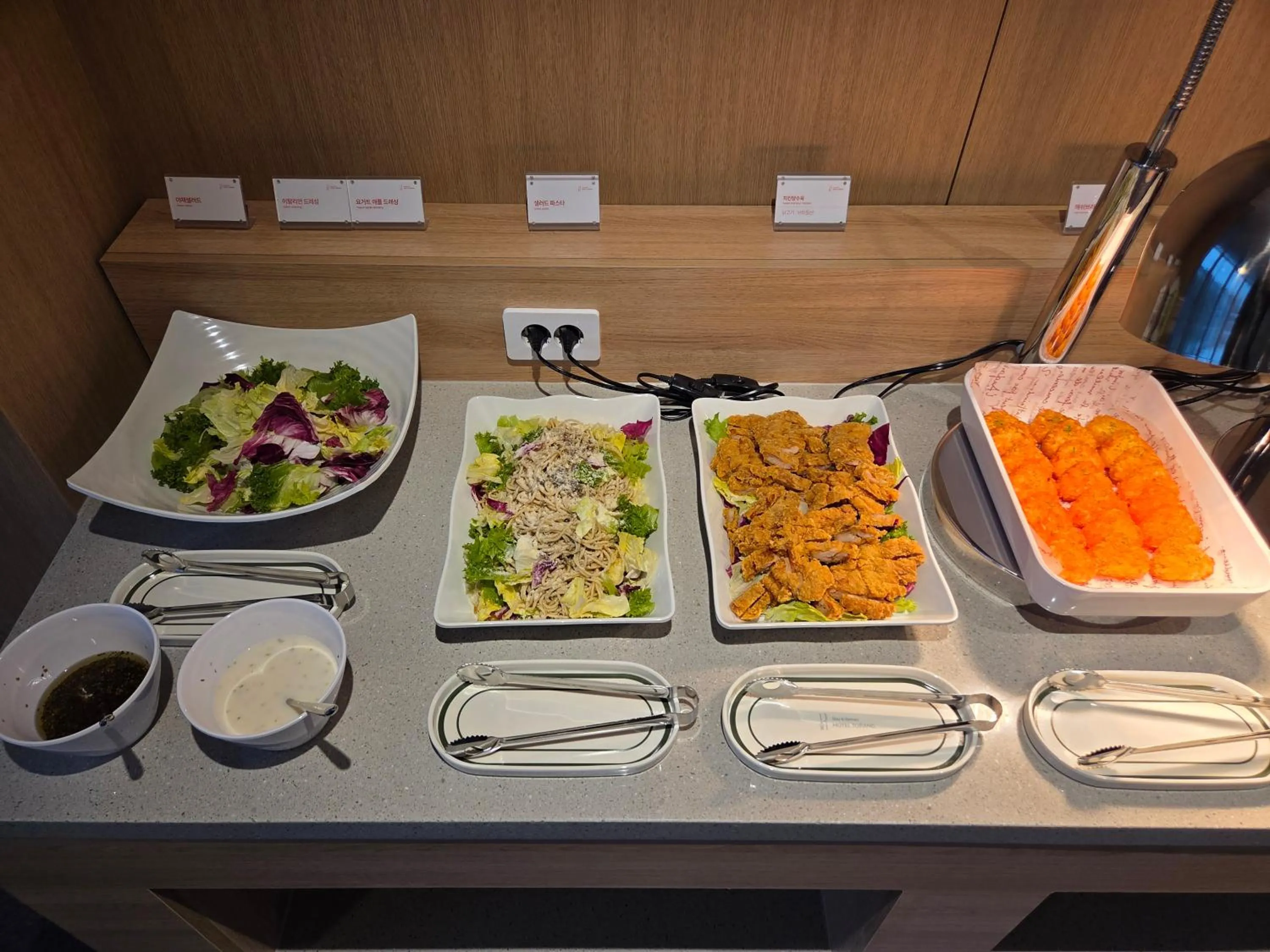 Food and drinks in DIAMER Hotel Sokcho by AankStay