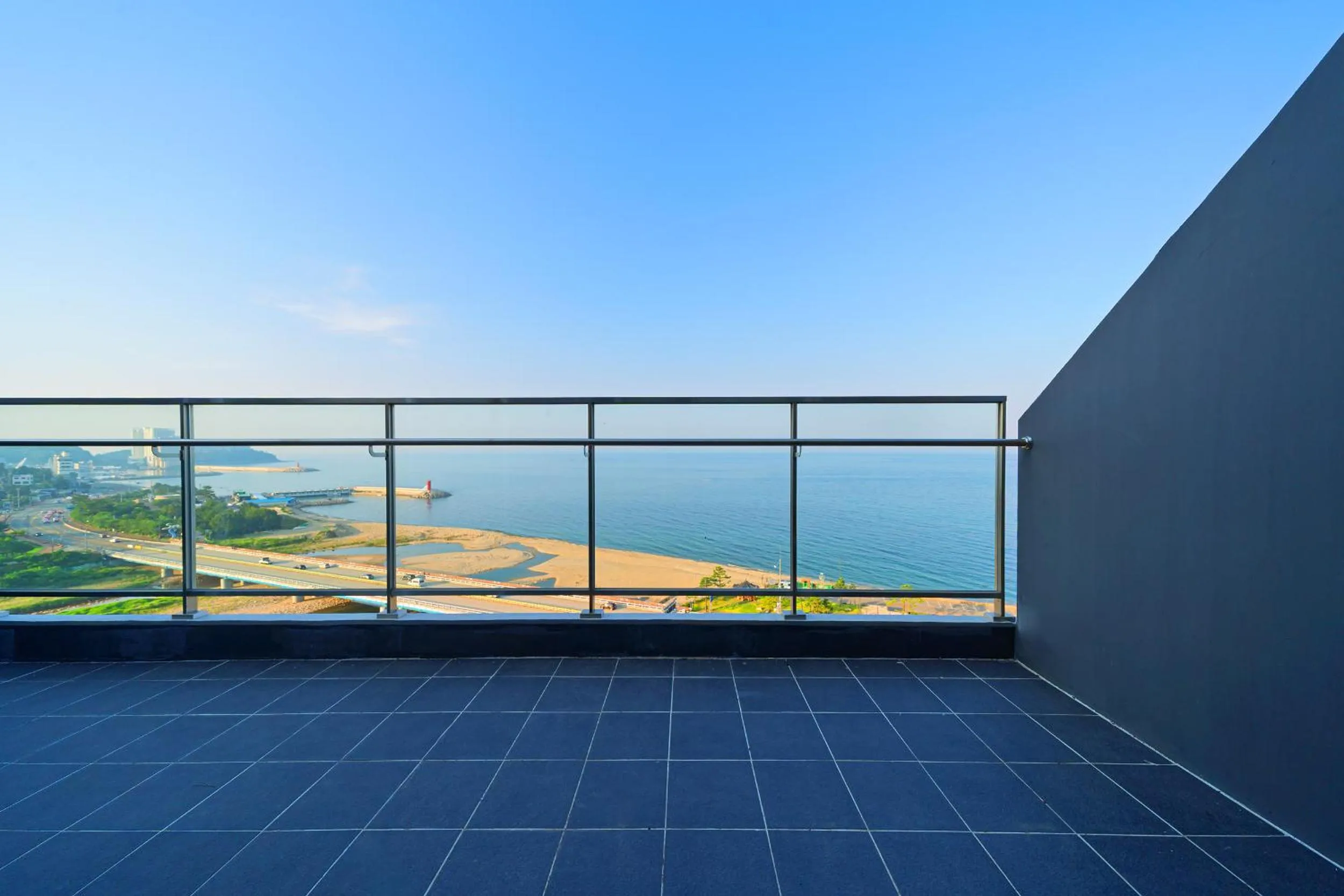 Balcony/Terrace in DIAMER Hotel Sokcho by AankStay