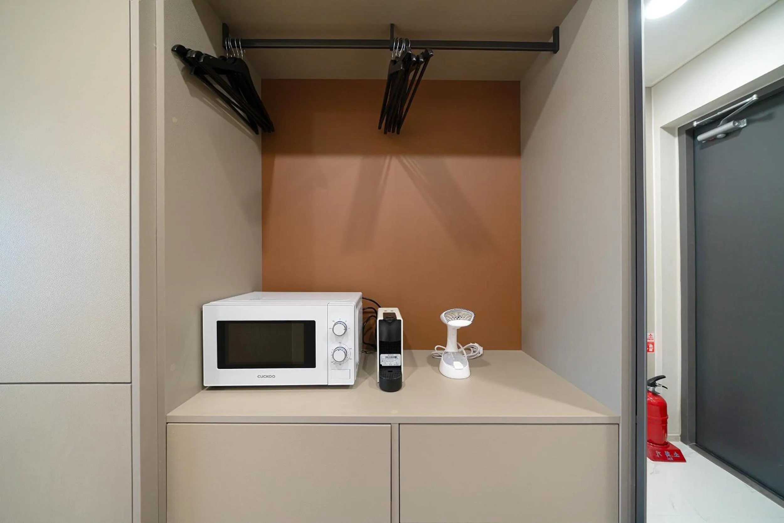 microwave in DIAMER Hotel Sokcho by AankStay