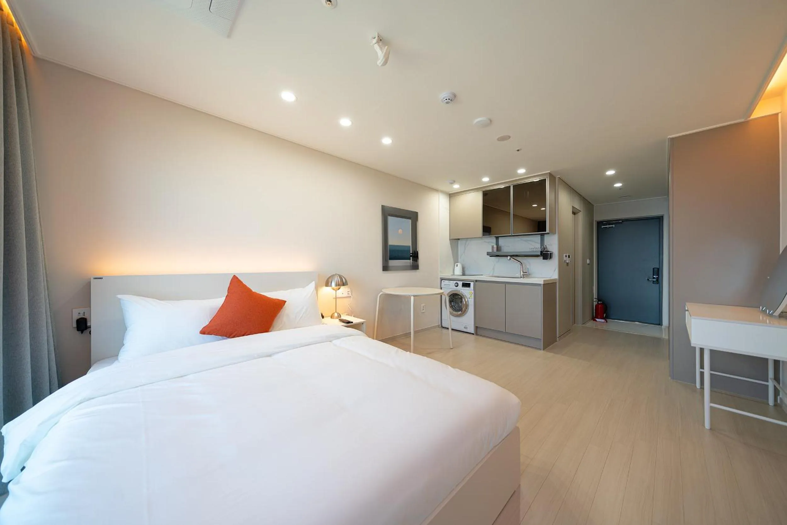 Kitchen or kitchenette, Bed in DIAMER Hotel Sokcho by AankStay