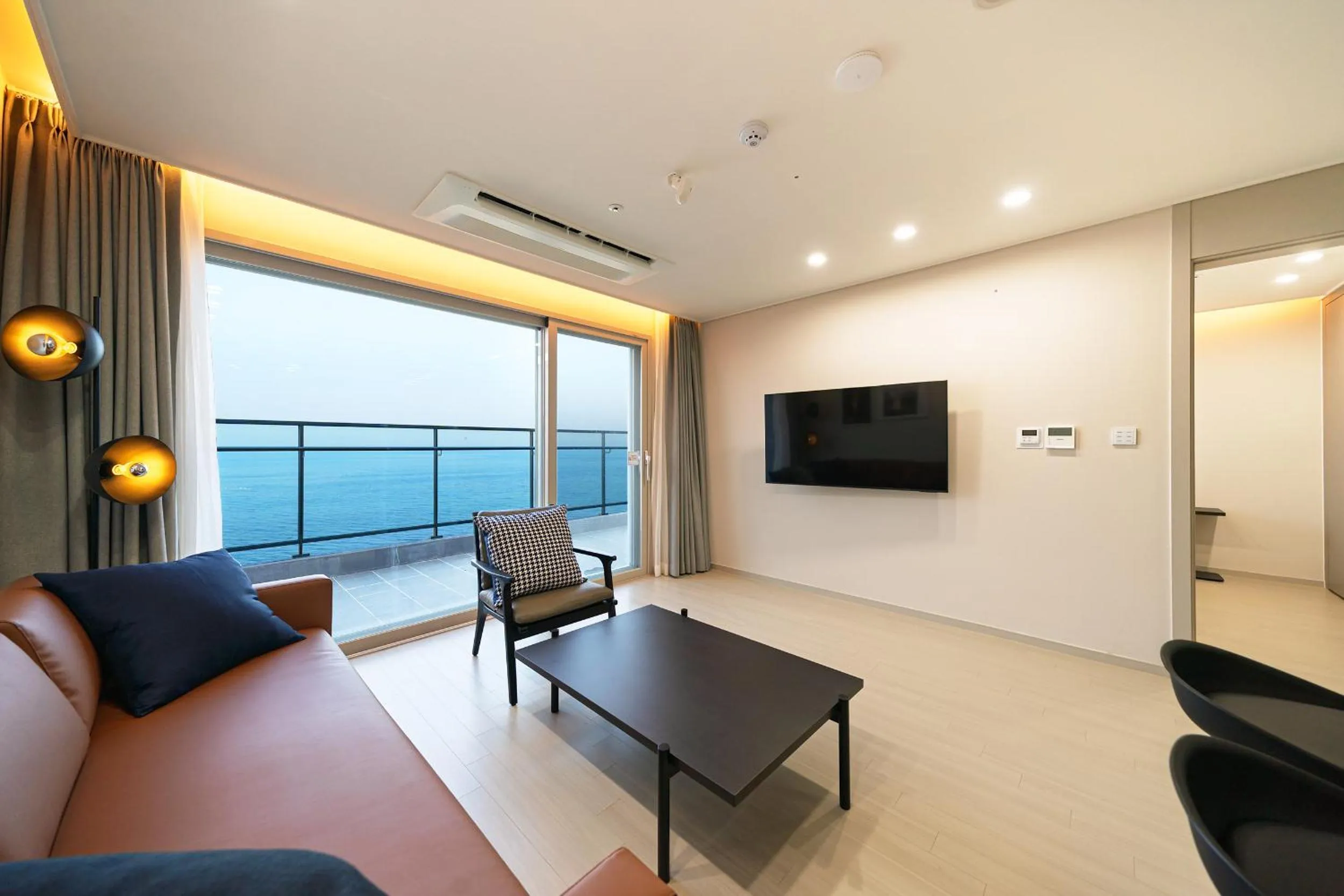 TV and multimedia in DIAMER Hotel Sokcho by AankStay