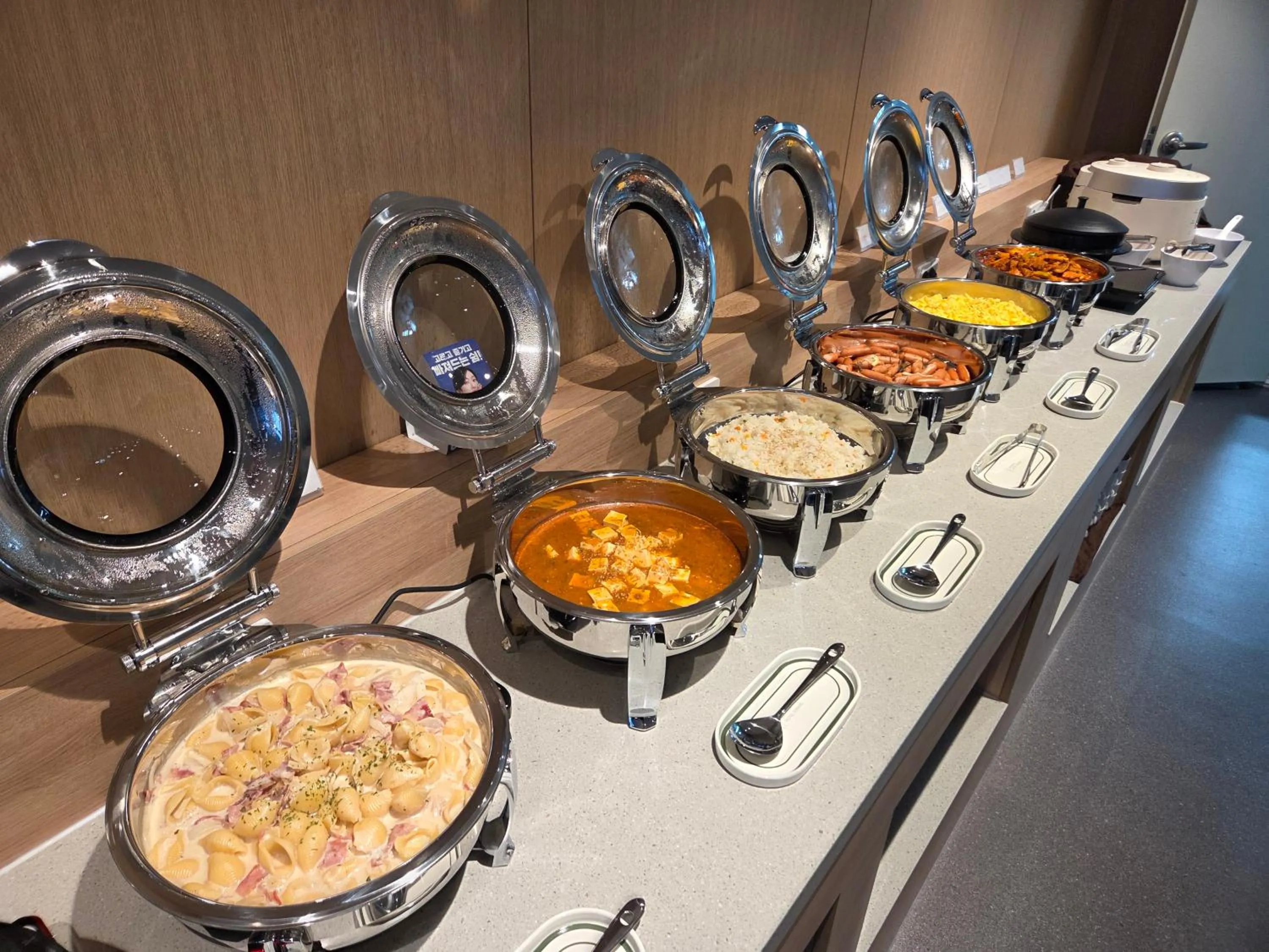 Food and drinks in DIAMER Hotel Sokcho by AankStay