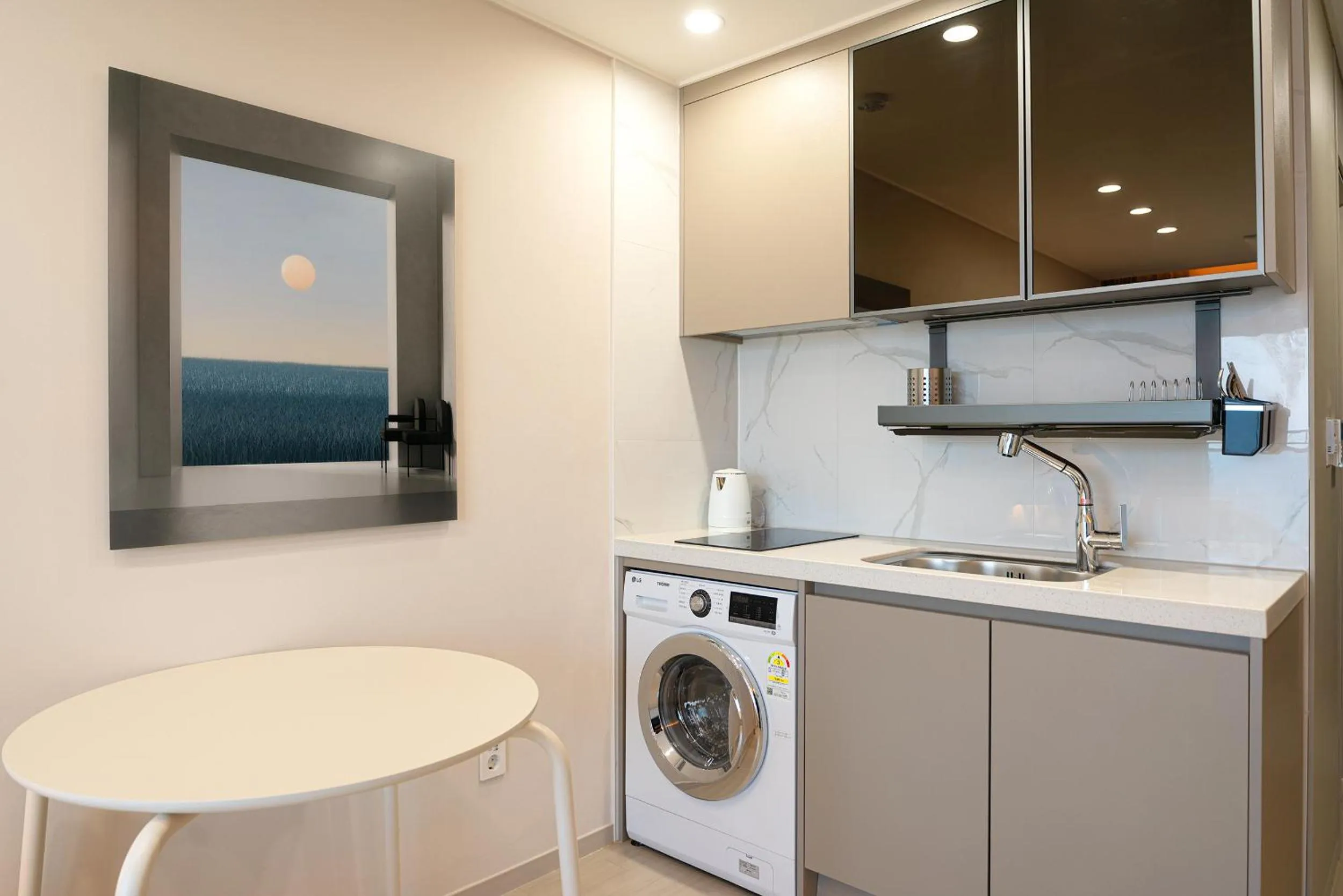 Kitchen or kitchenette in DIAMER Hotel Sokcho by AankStay