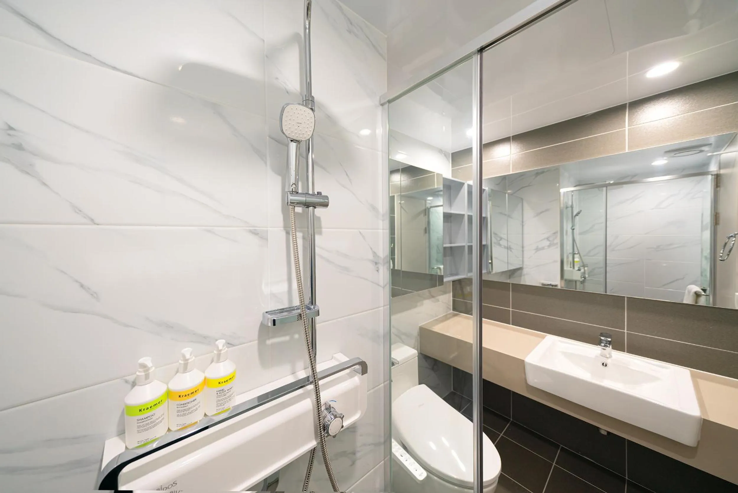 Toilet in DIAMER Hotel Sokcho by AankStay