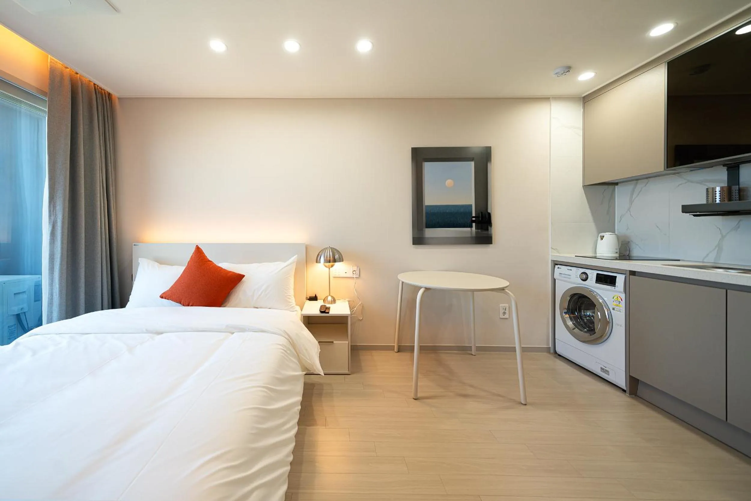 Kitchen or kitchenette, Bed in DIAMER Hotel Sokcho by AankStay