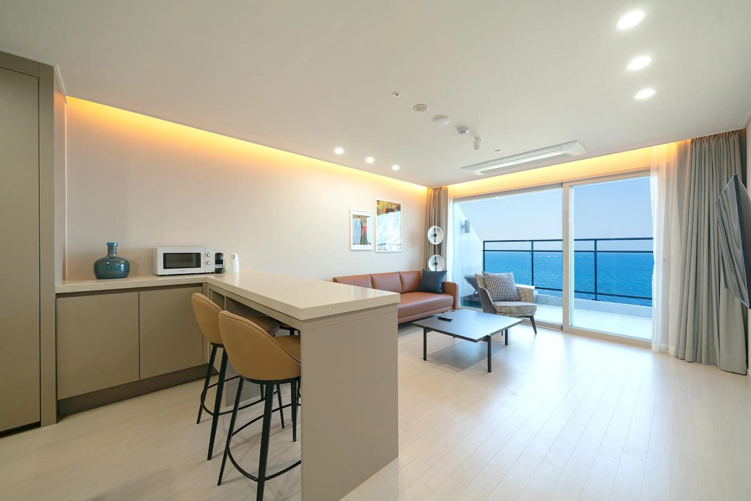 Living room in DIAMER Hotel Sokcho by AankStay