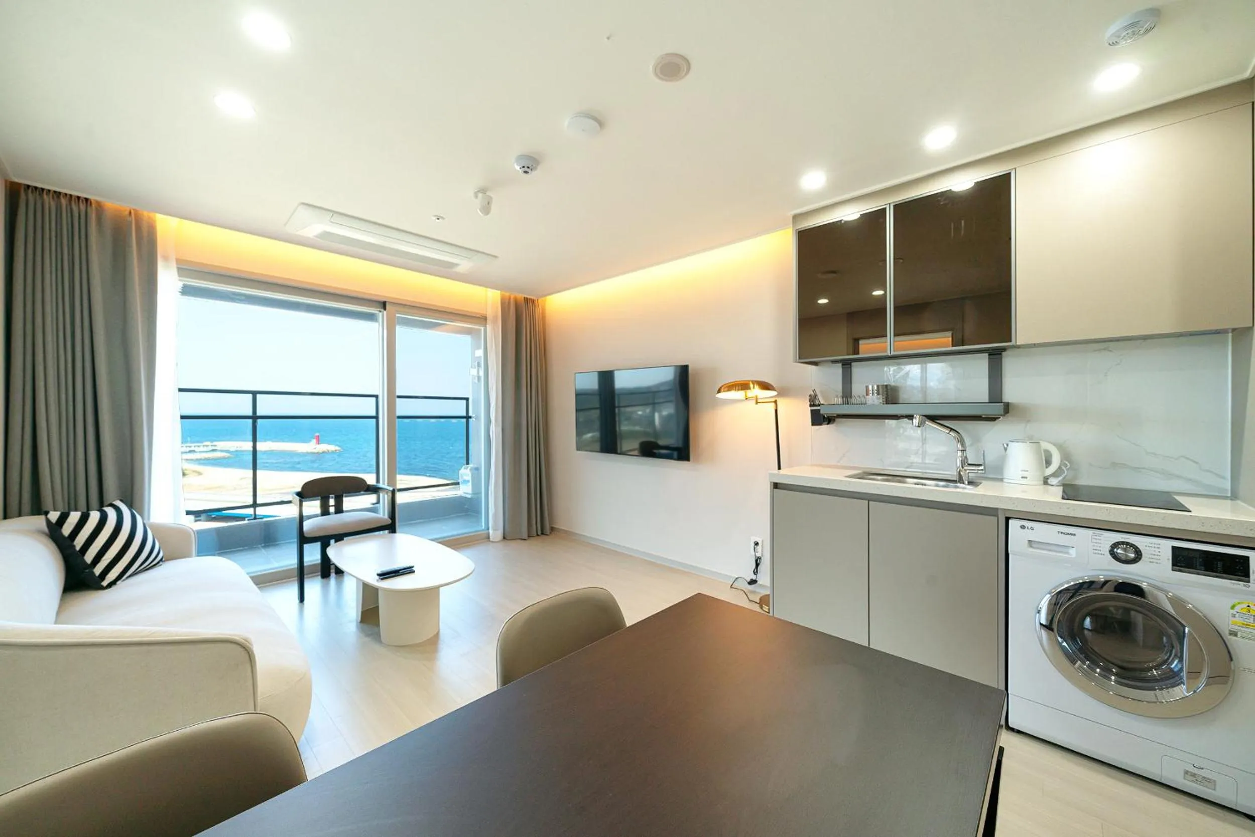 Kitchen or kitchenette in DIAMER Hotel Sokcho by AankStay