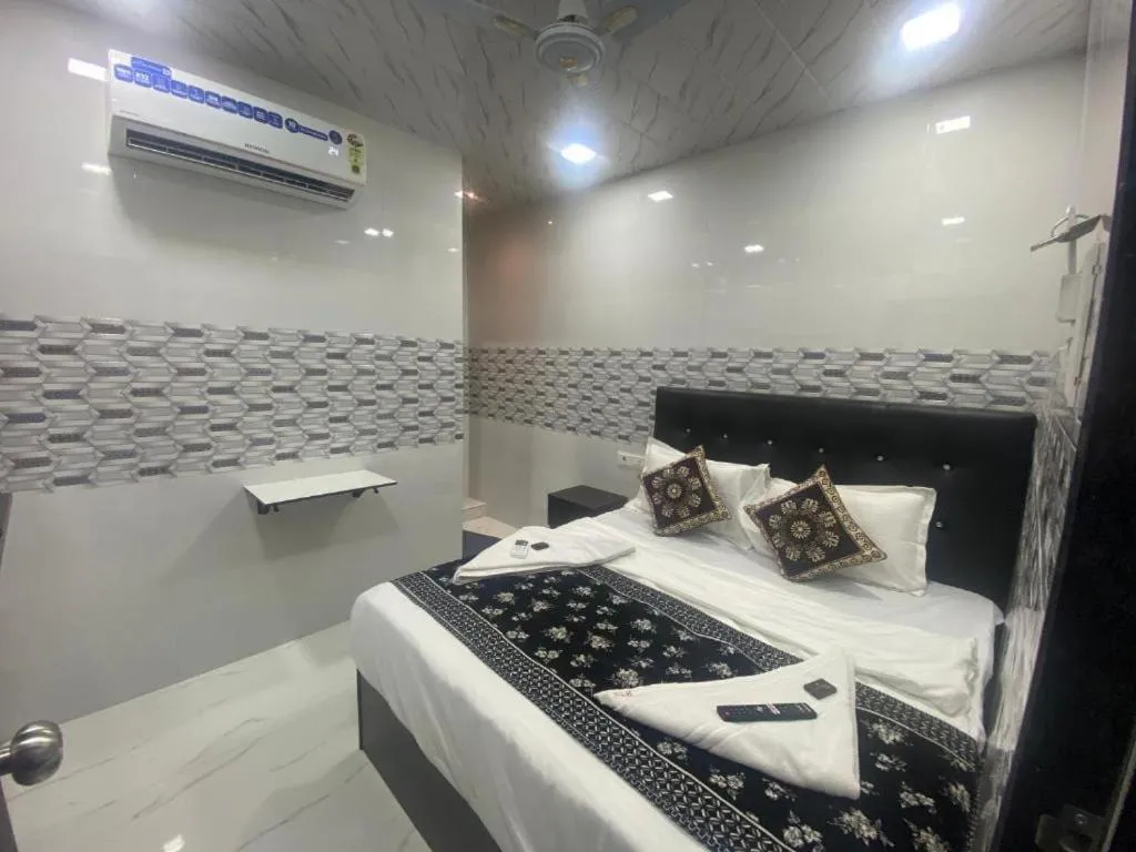 Bedroom in Hotel O Sai Residency