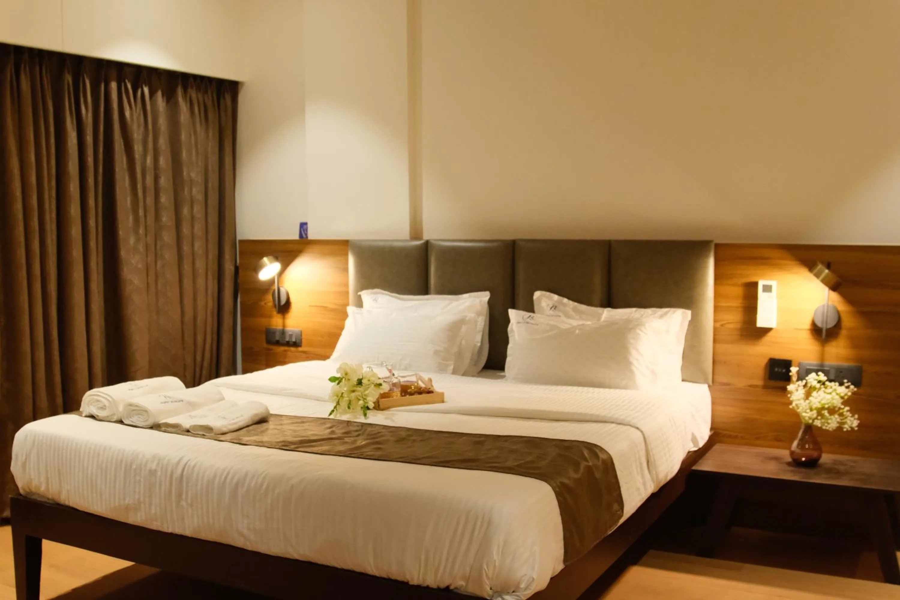 Bedroom, Bed in Sunstone Suites