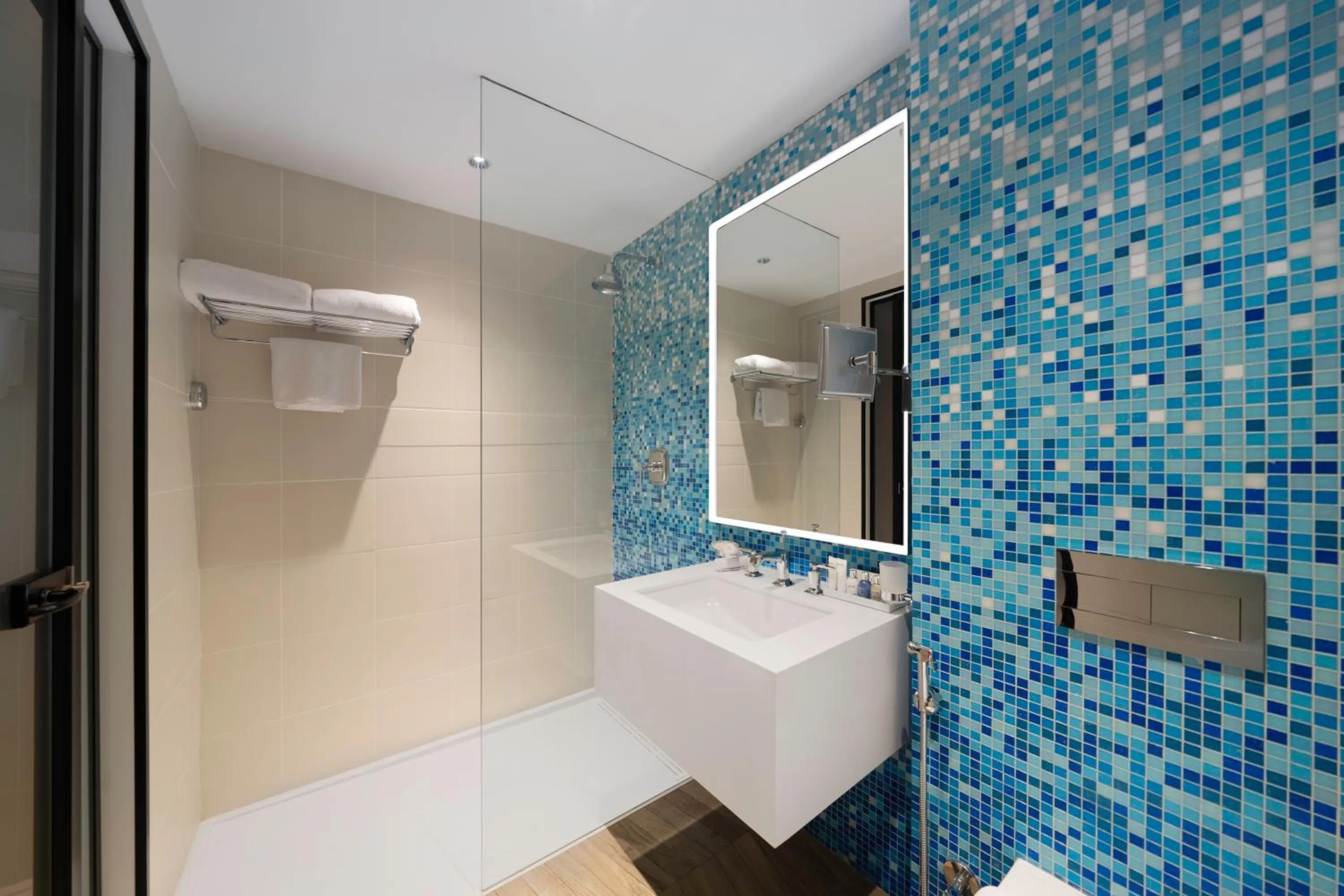 Shower in Radisson Blu Hotel, Riyadh Al Sahafa