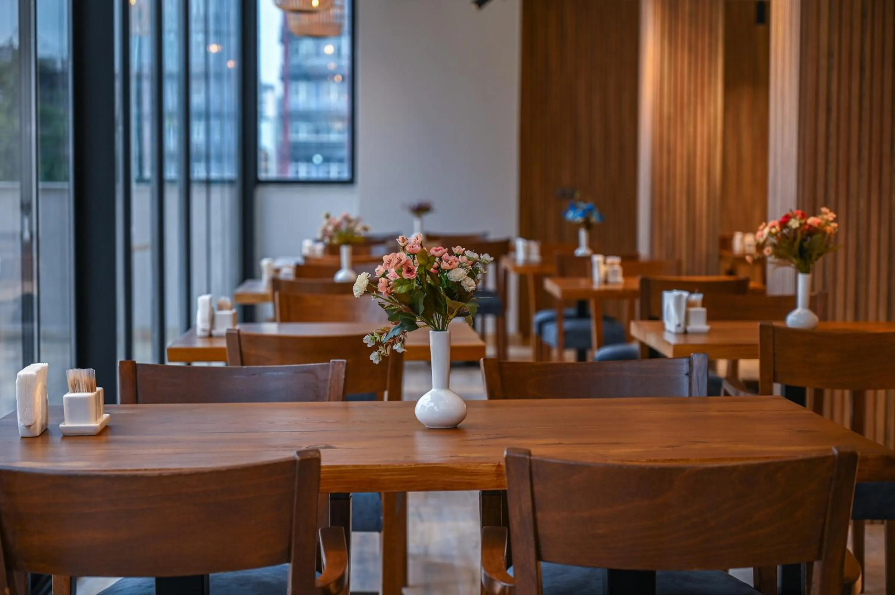 Restaurant/places to eat in Landmark Hotel