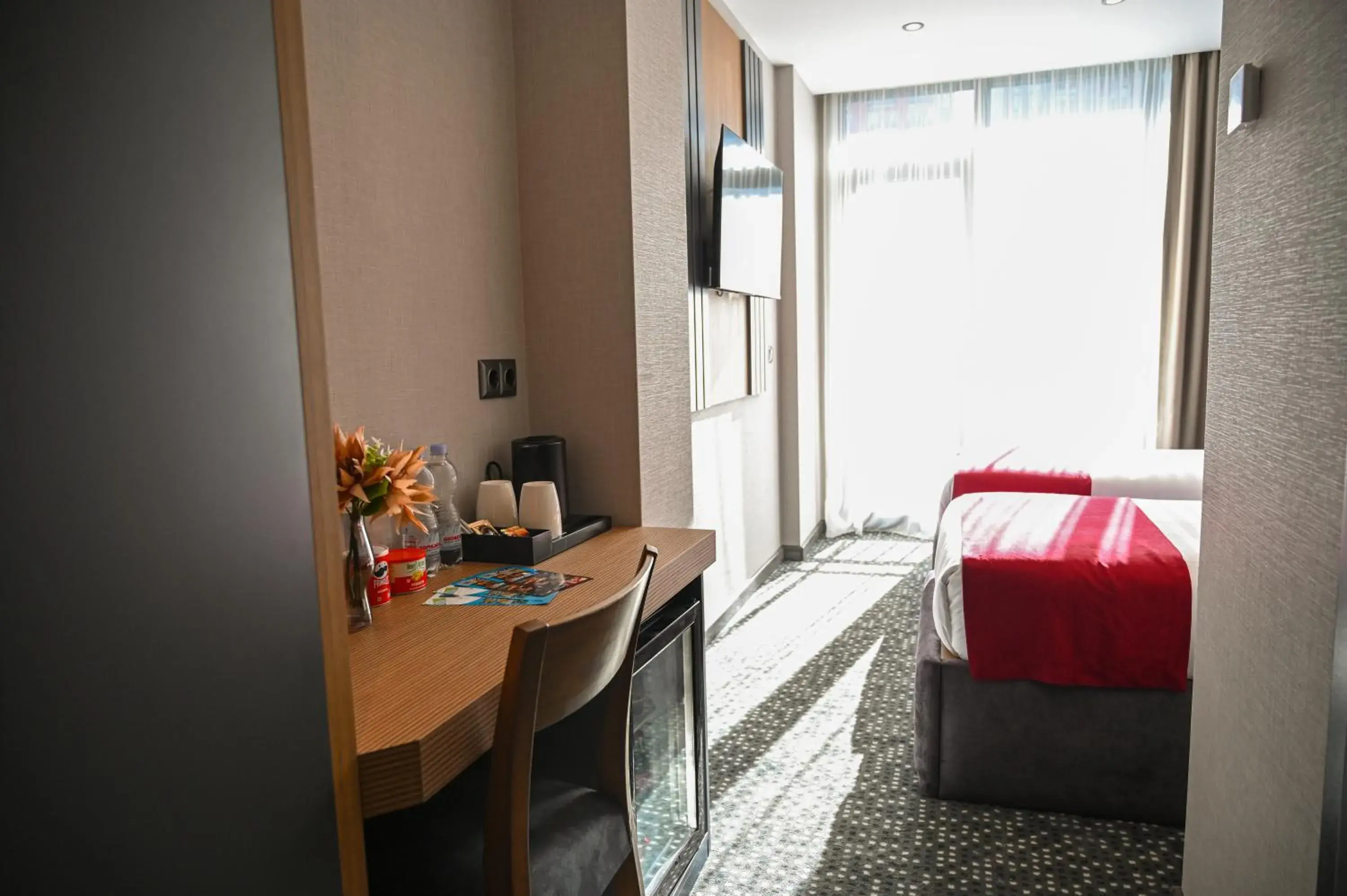 TV and multimedia, Bed in Landmark Hotel TV and multimedia, Bed in Landmark Hotel