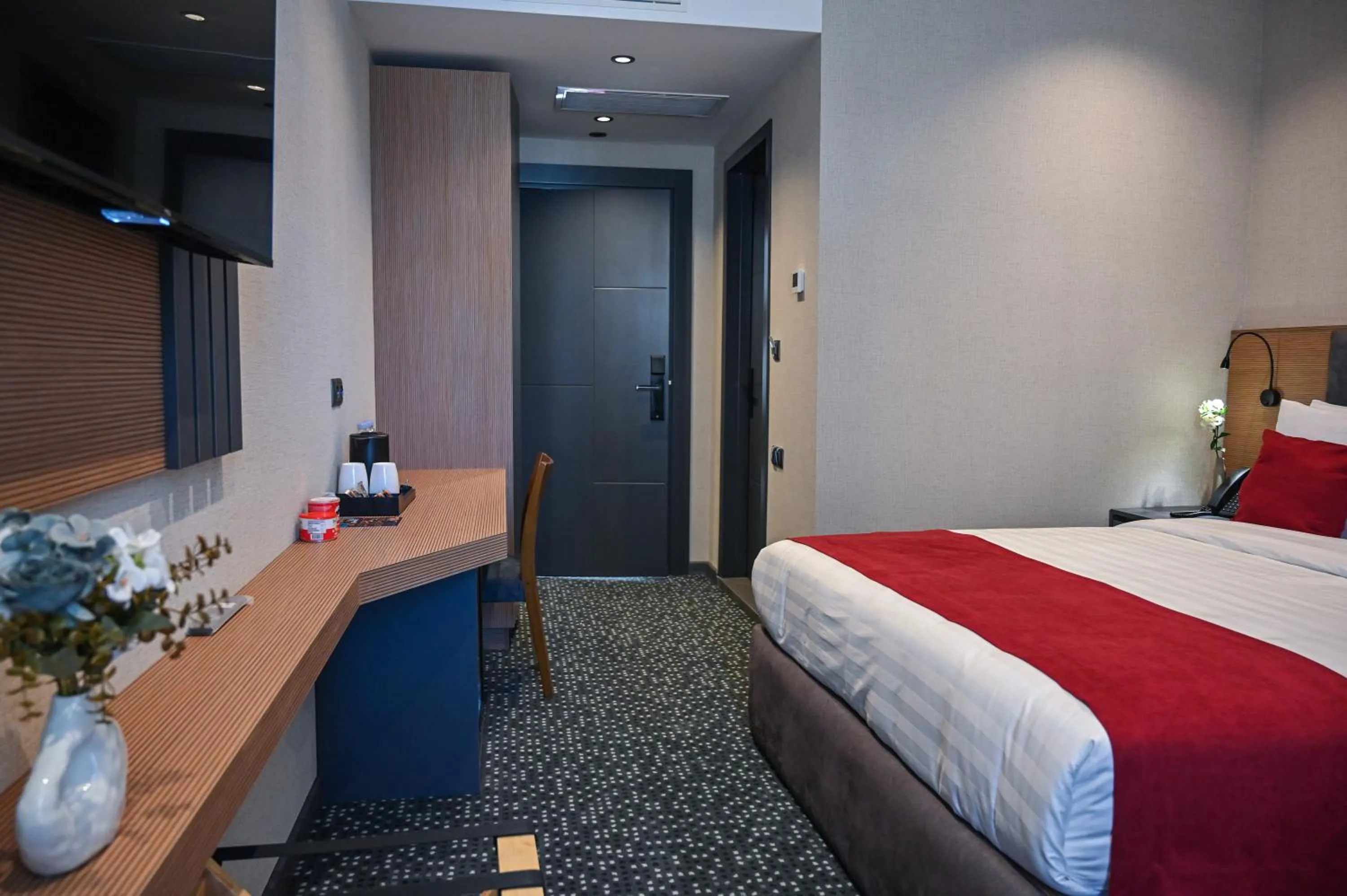 Bedroom, Bed in Landmark Hotel