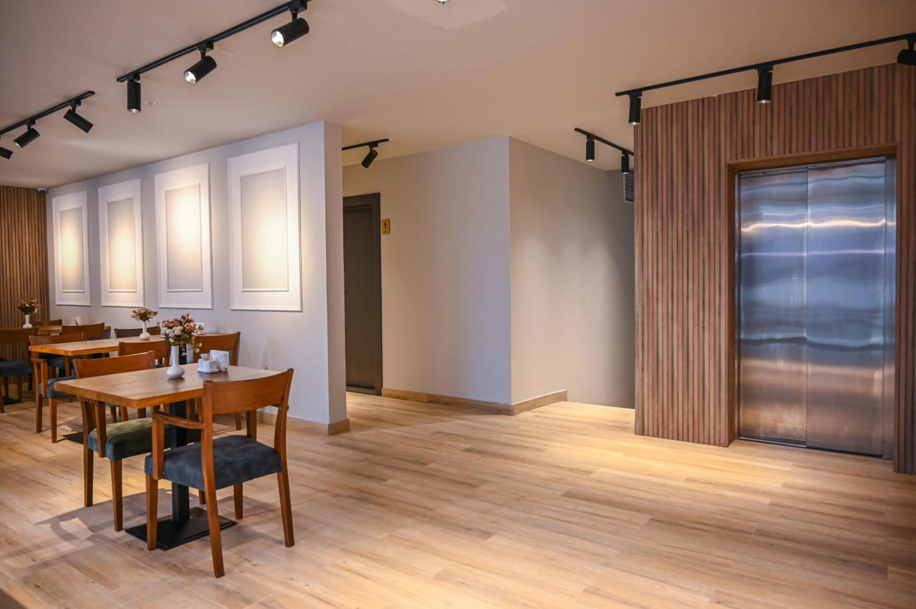 Restaurant/places to eat in Landmark Hotel