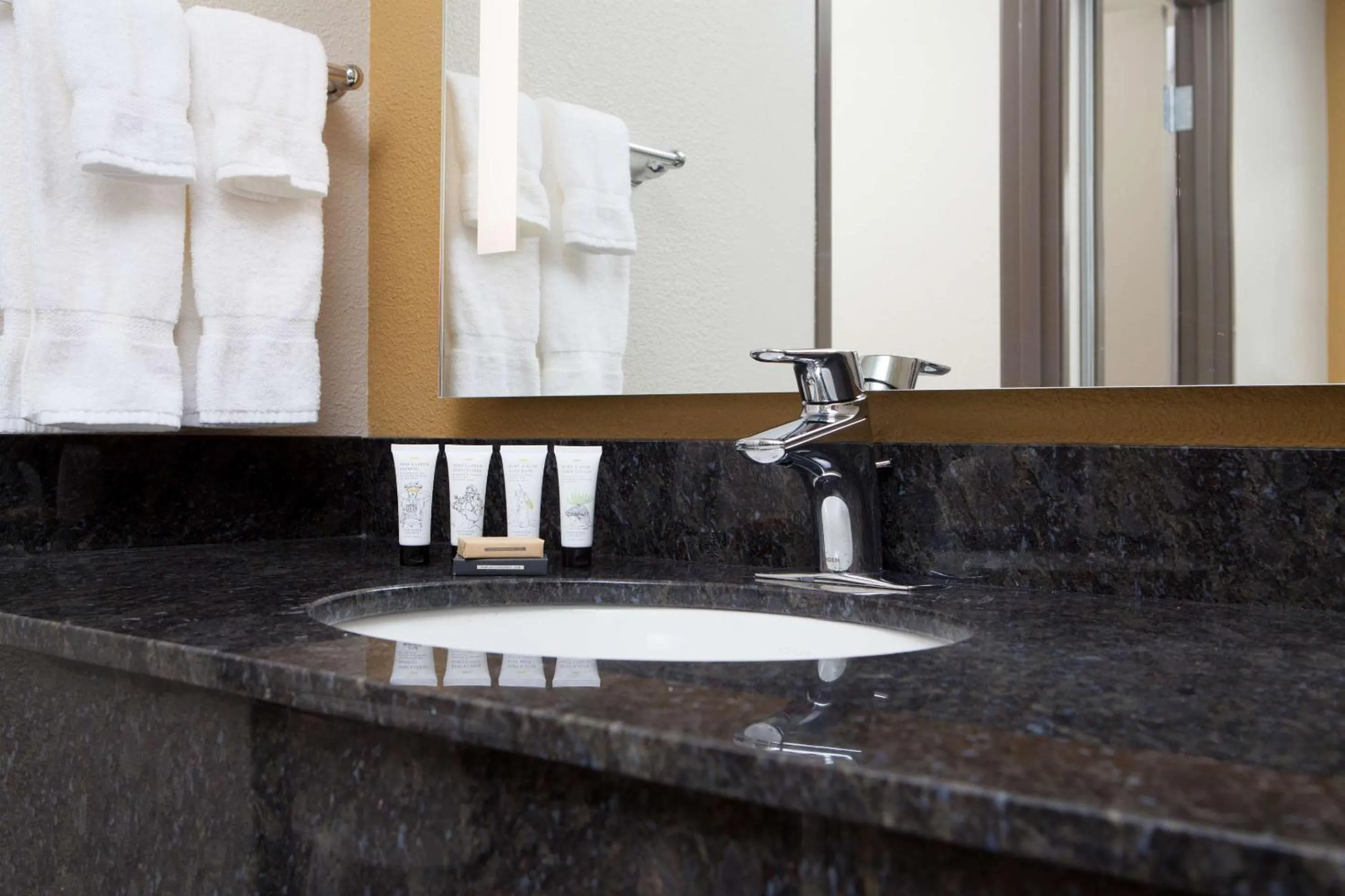 Bathroom in Red Lion Ridgewater Inn & Suites Polson