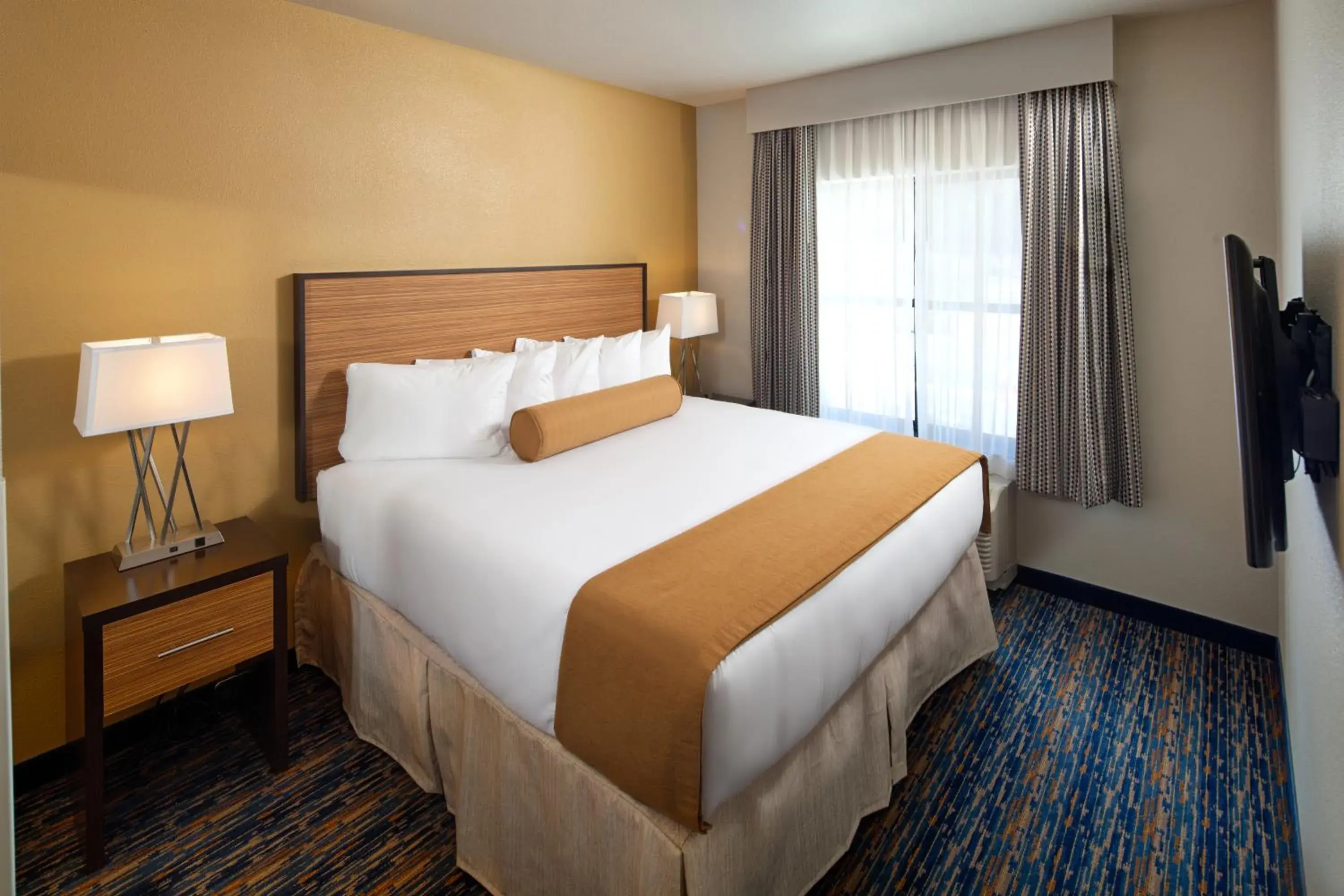 Bedroom, Bed in Red Lion Ridgewater Inn & Suites Polson Bedroom, Bed in Red Lion Ridgewater Inn & Suites Polson