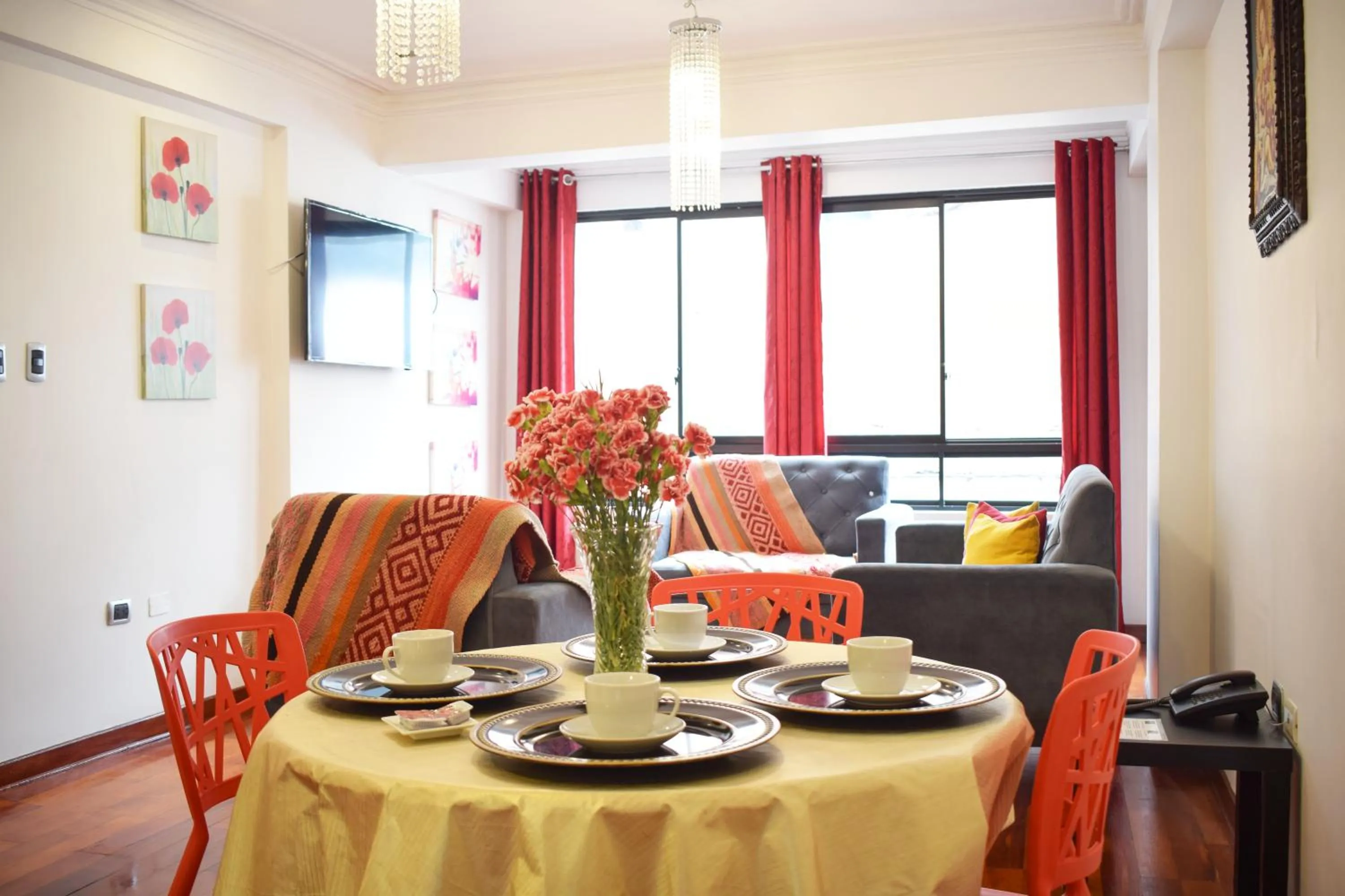 Dining area in RHOUSE Cusco