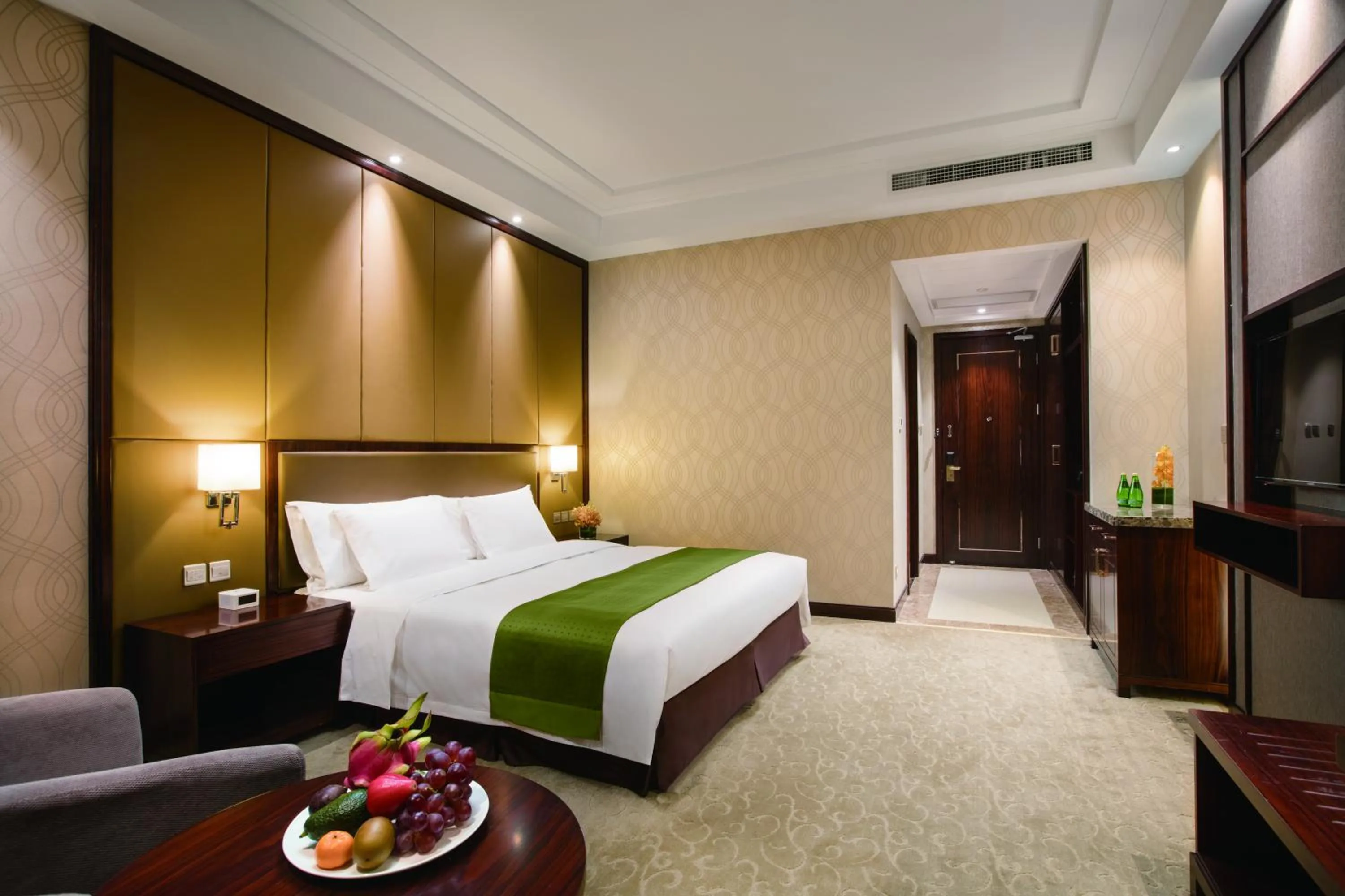 Property building, Bed in Holiday Inn Beijing Airport Zone by IHG