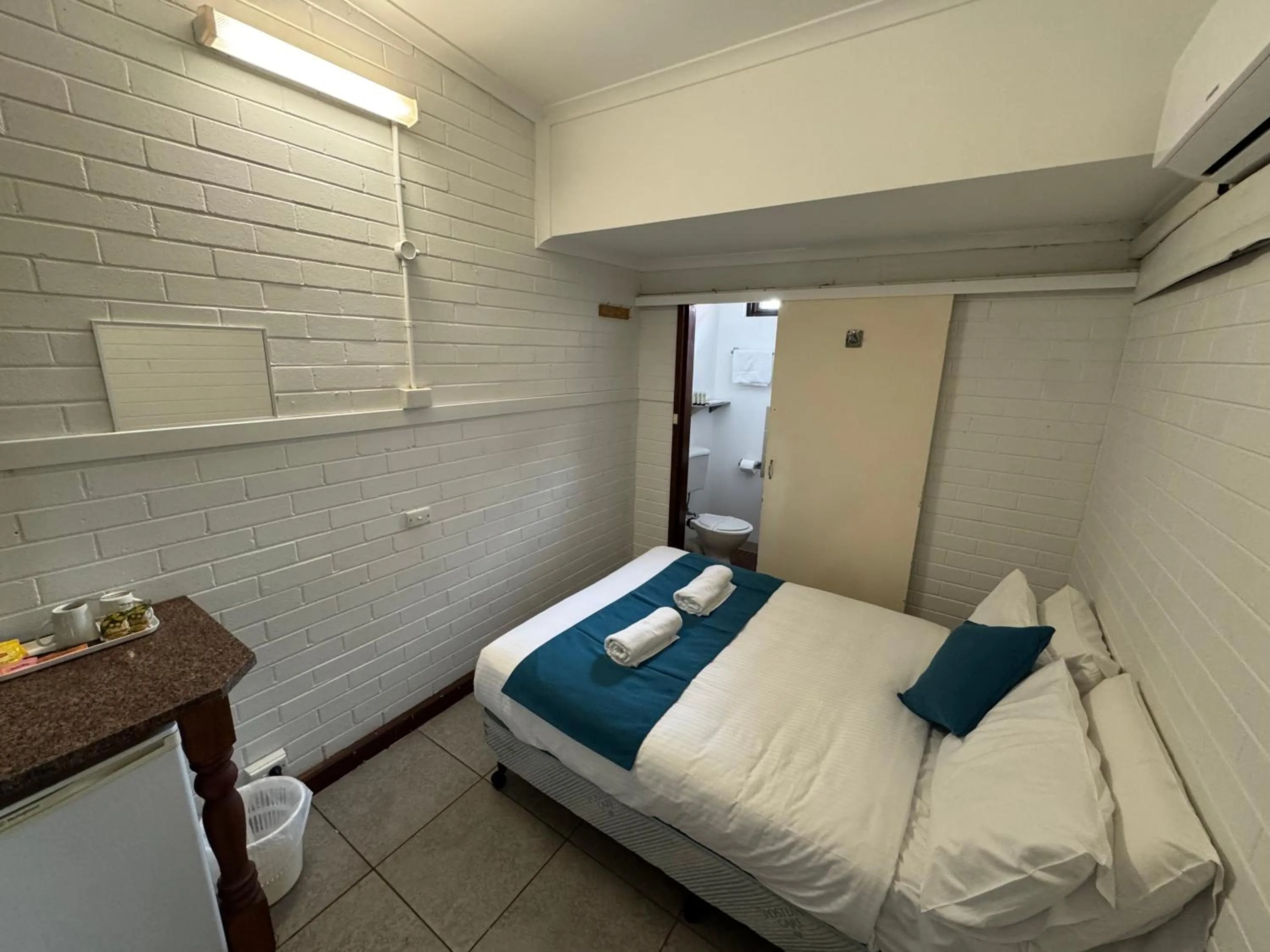 Bed in Railway Lodge Motel