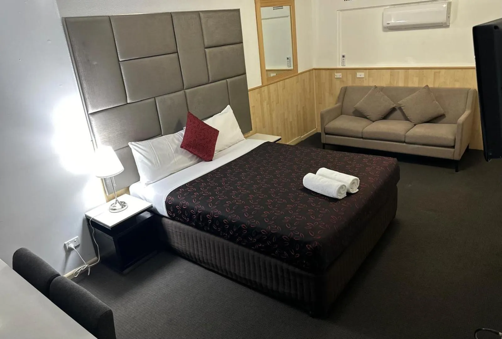 Bed in Countryman Motor Inn Cowra