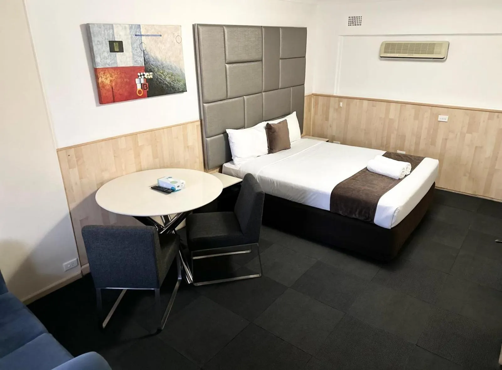 Bed in Countryman Motor Inn Cowra