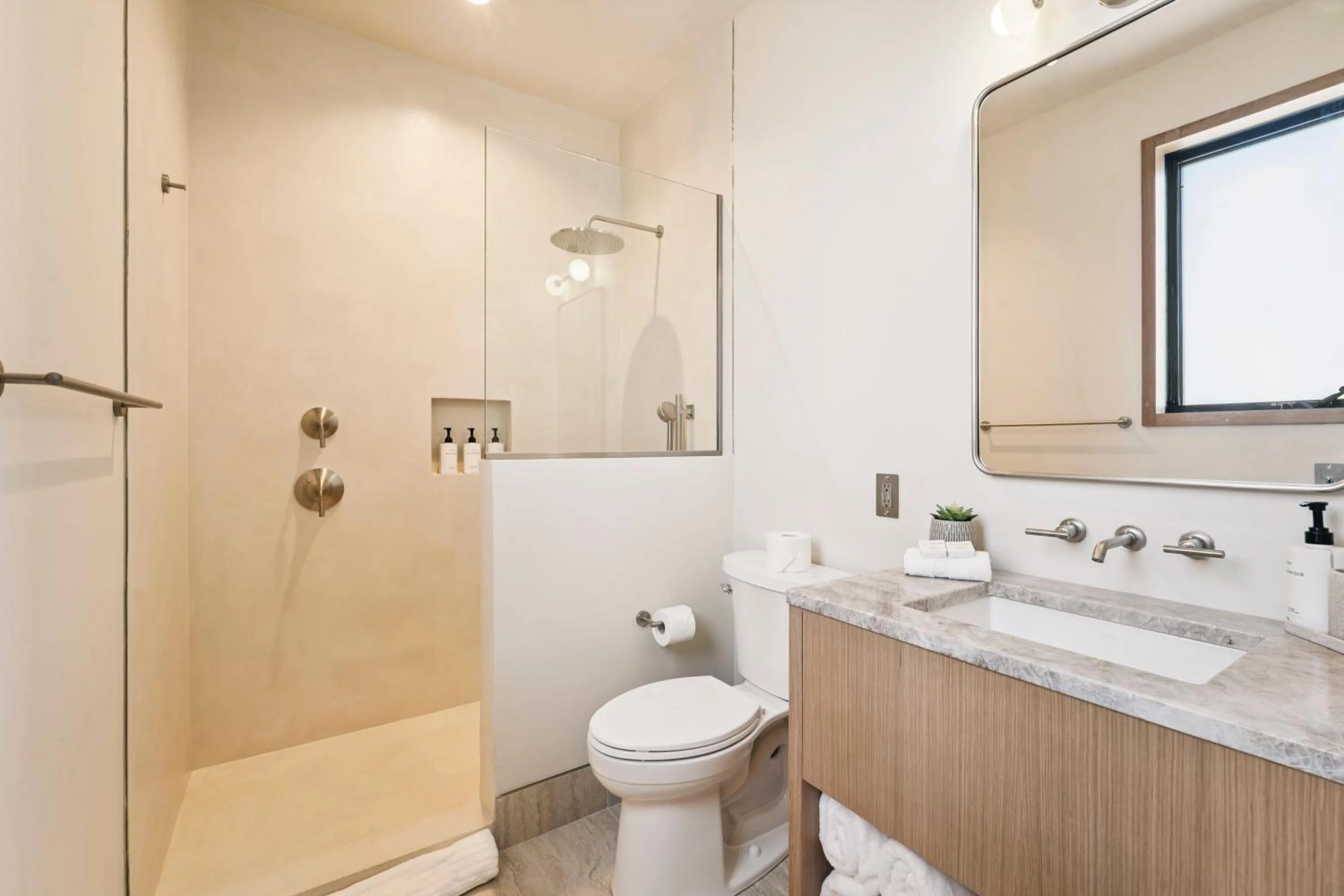 Deluxe Suite with Sea View in Offshore Montauk