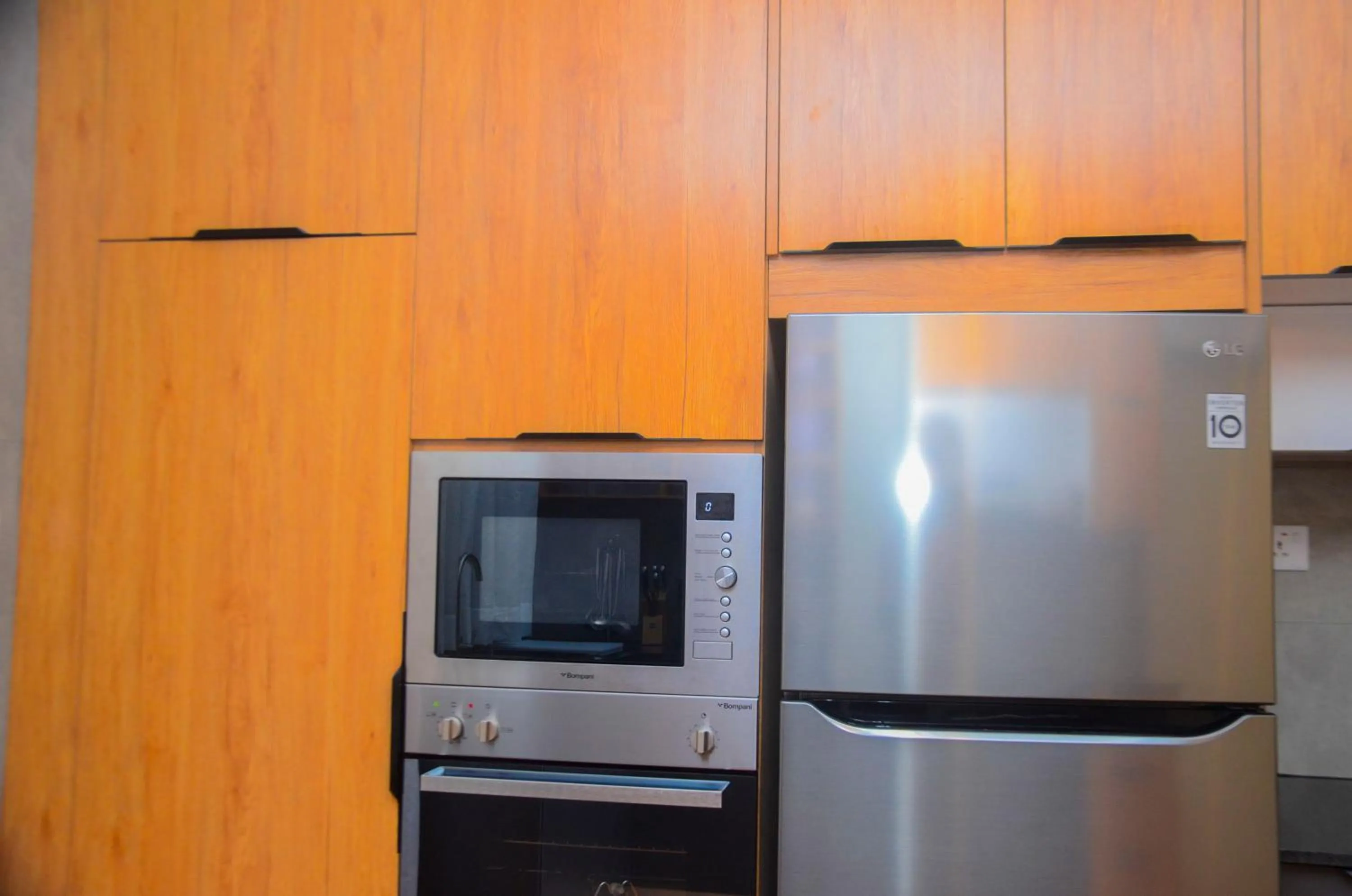 oven in Victory Villa Apartment hotel